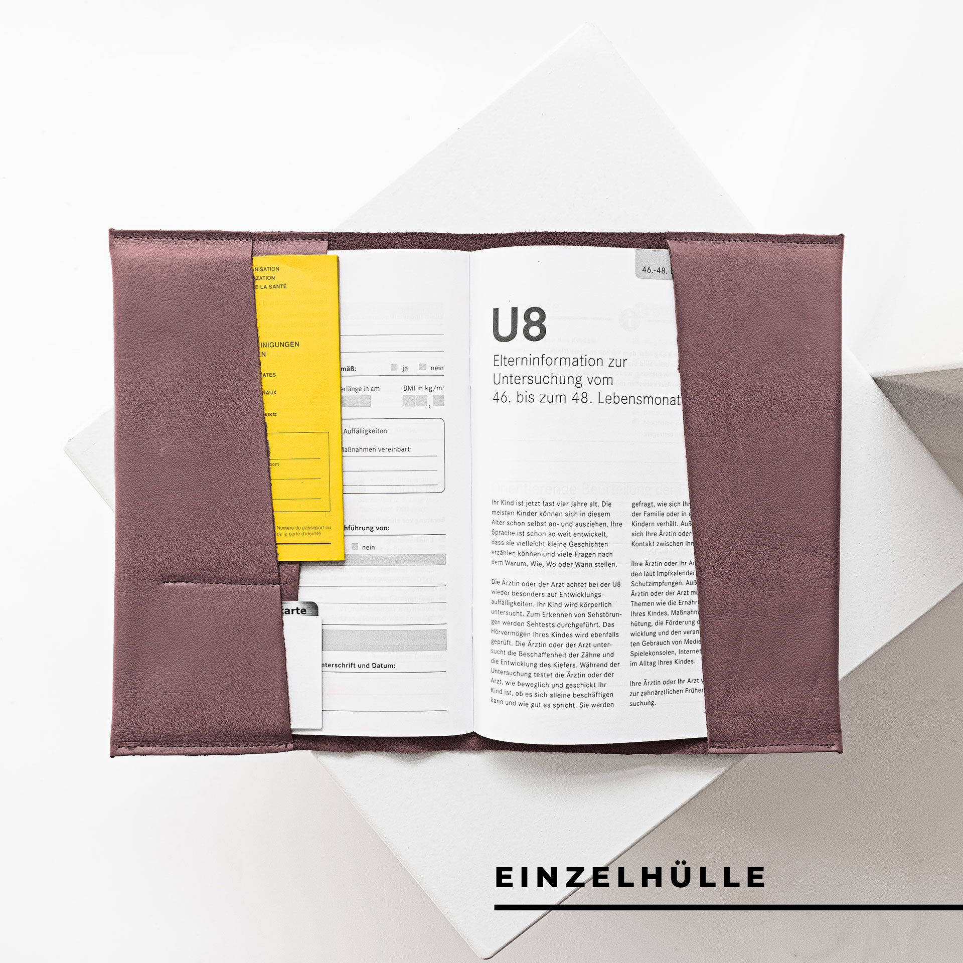 Innenansicht der U-Hefthülle EVE als Einzelhülle aus nachhaltigem Naturleder in Flieder mit U-Heft, Impfpass und Versichertenkarte