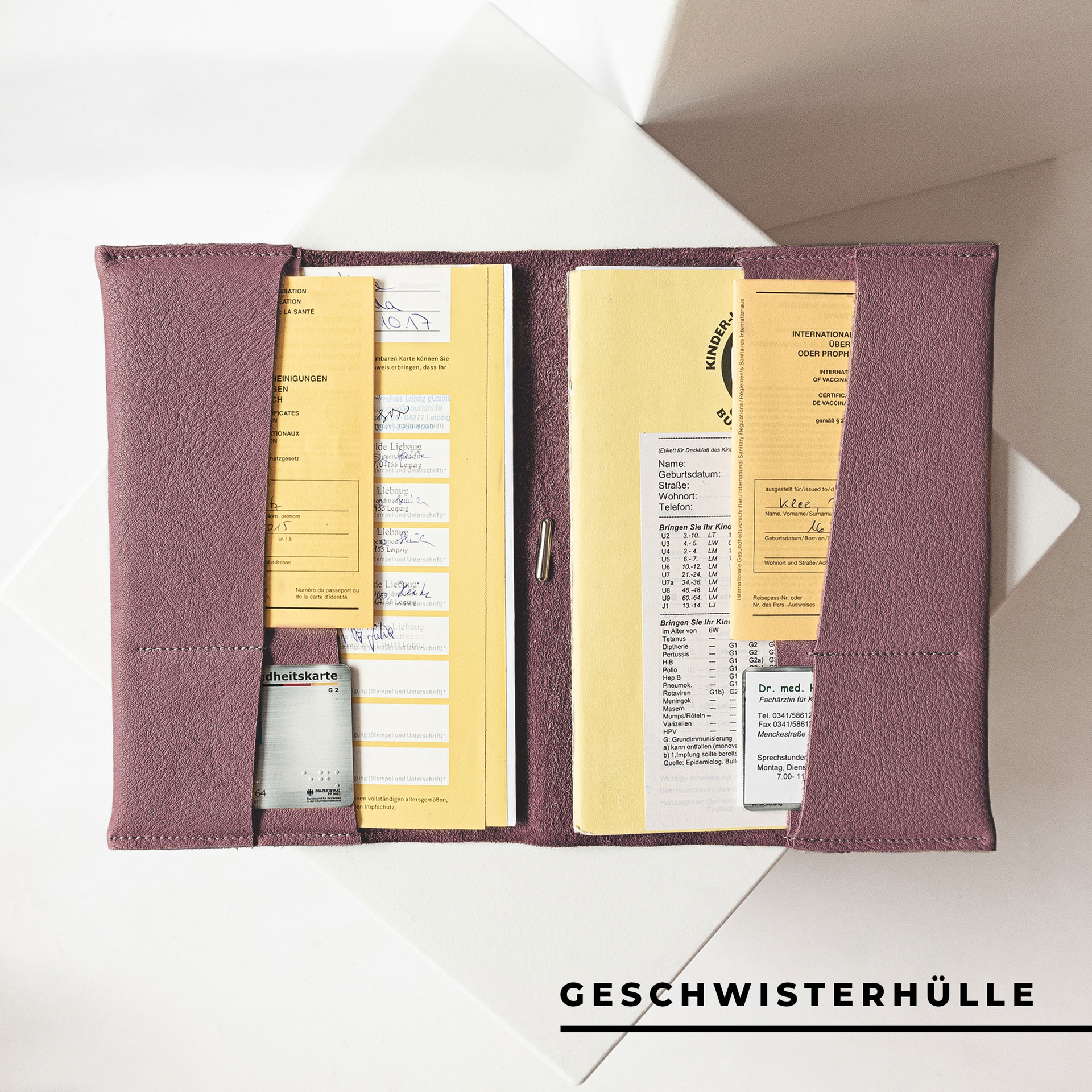 Innenansicht der U-Hefthülle EVE als Geschwisterhülle in Flieder mit U-Heften, Impfpässen und Versicherungskarten