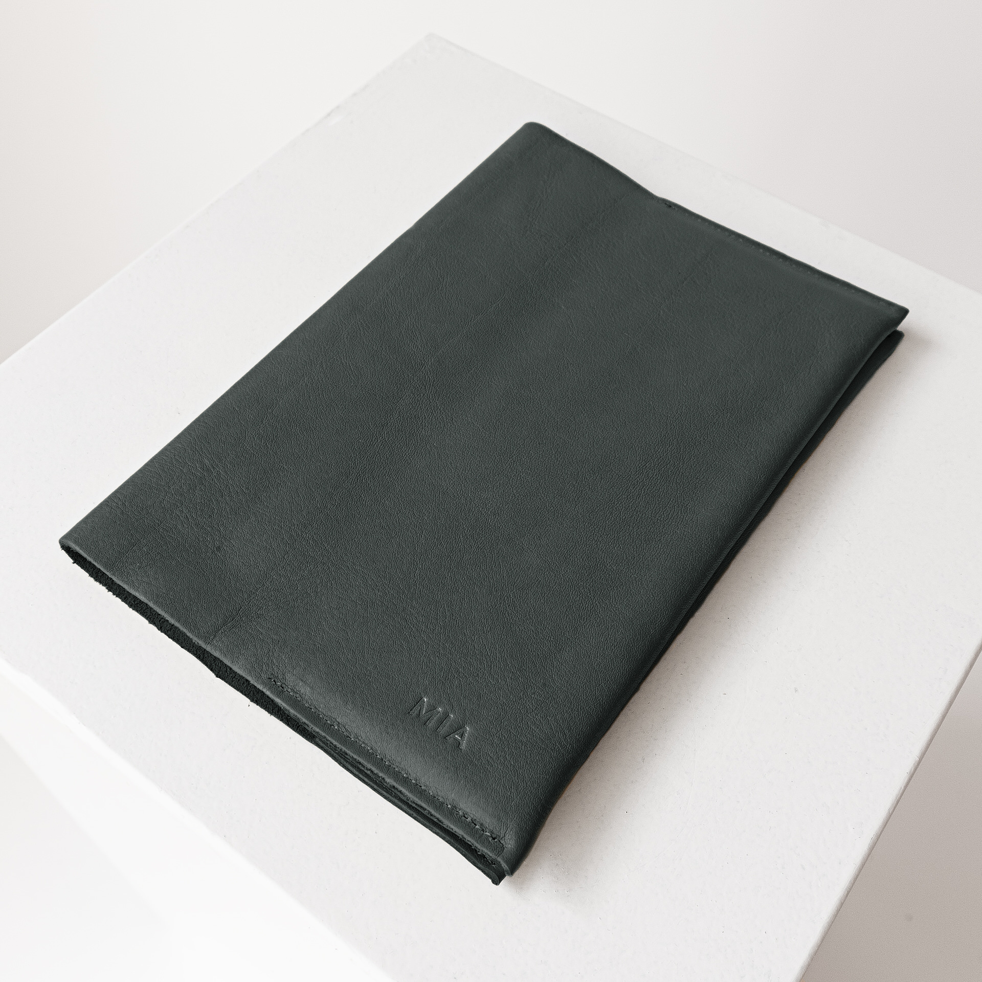 U-Hefthülle EVE aus nachhaltigem Naturleder in Grau mit individueller Prägung in Natur