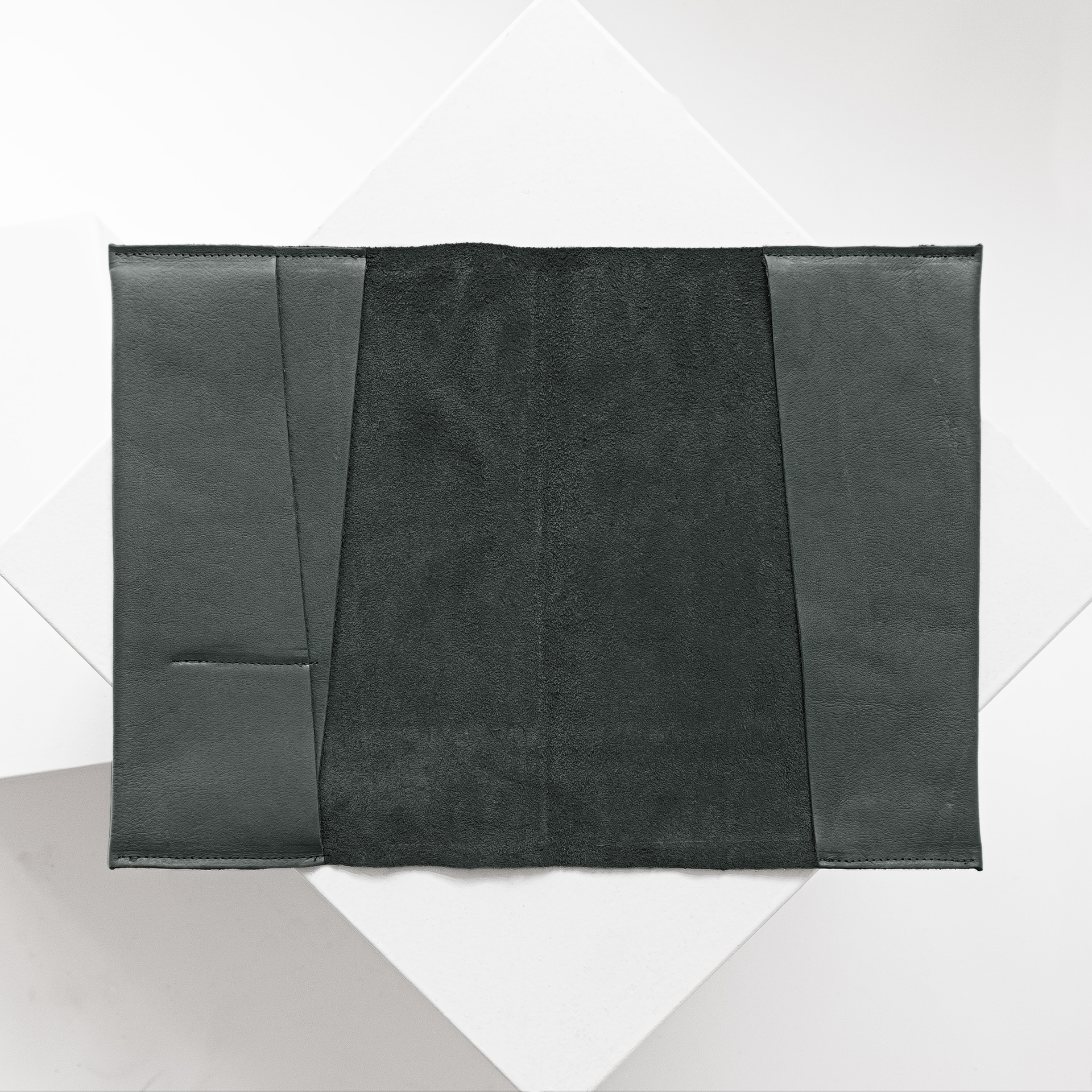 Innenansicht der U-Hefthülle EVE als Einzelhülle aus nachhaltigem Naturleder in Grau