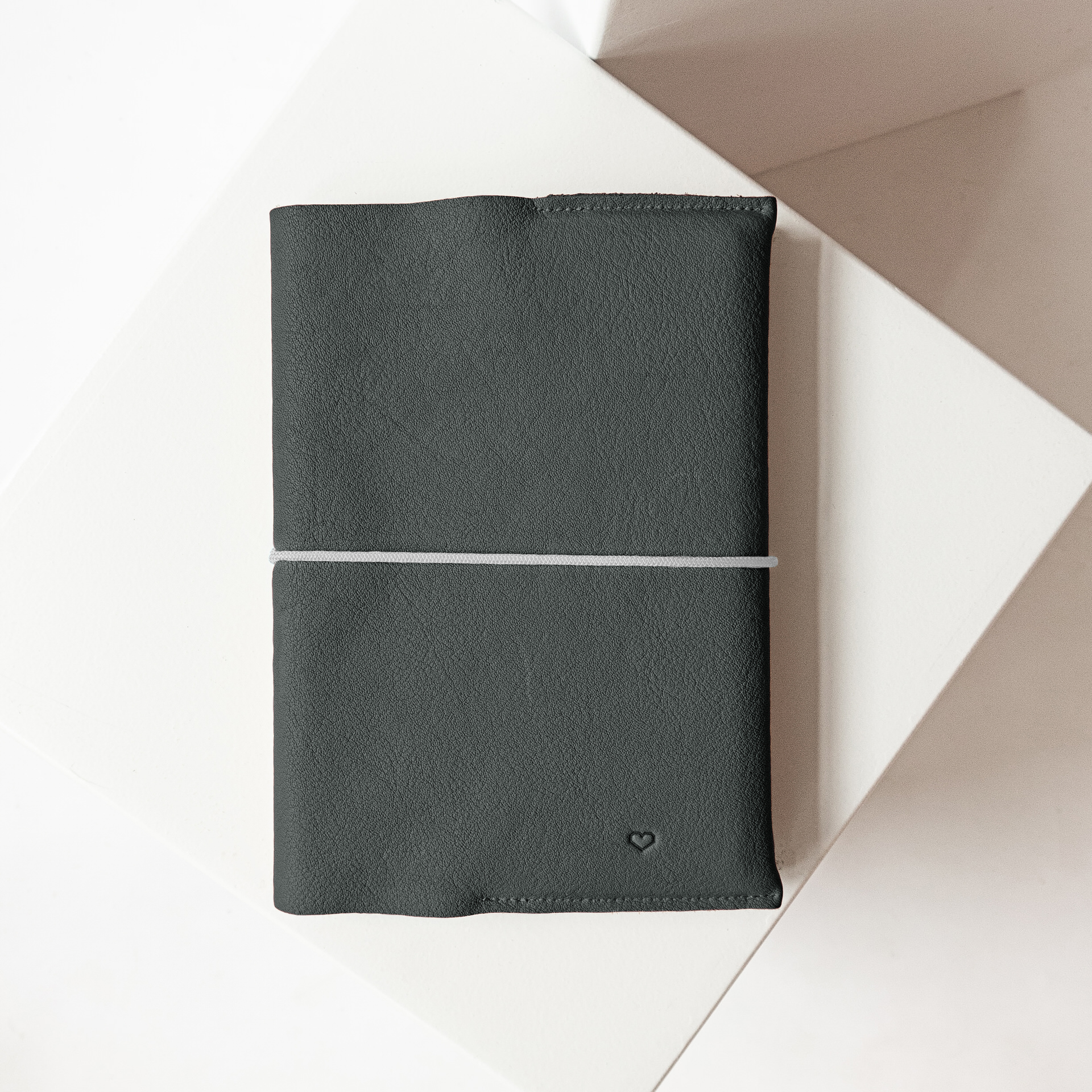 U-Hefthülle EVE aus nachhaltigem Naturleder in Grau mit schlichter Herz-Prägung und grauem Verschlussband