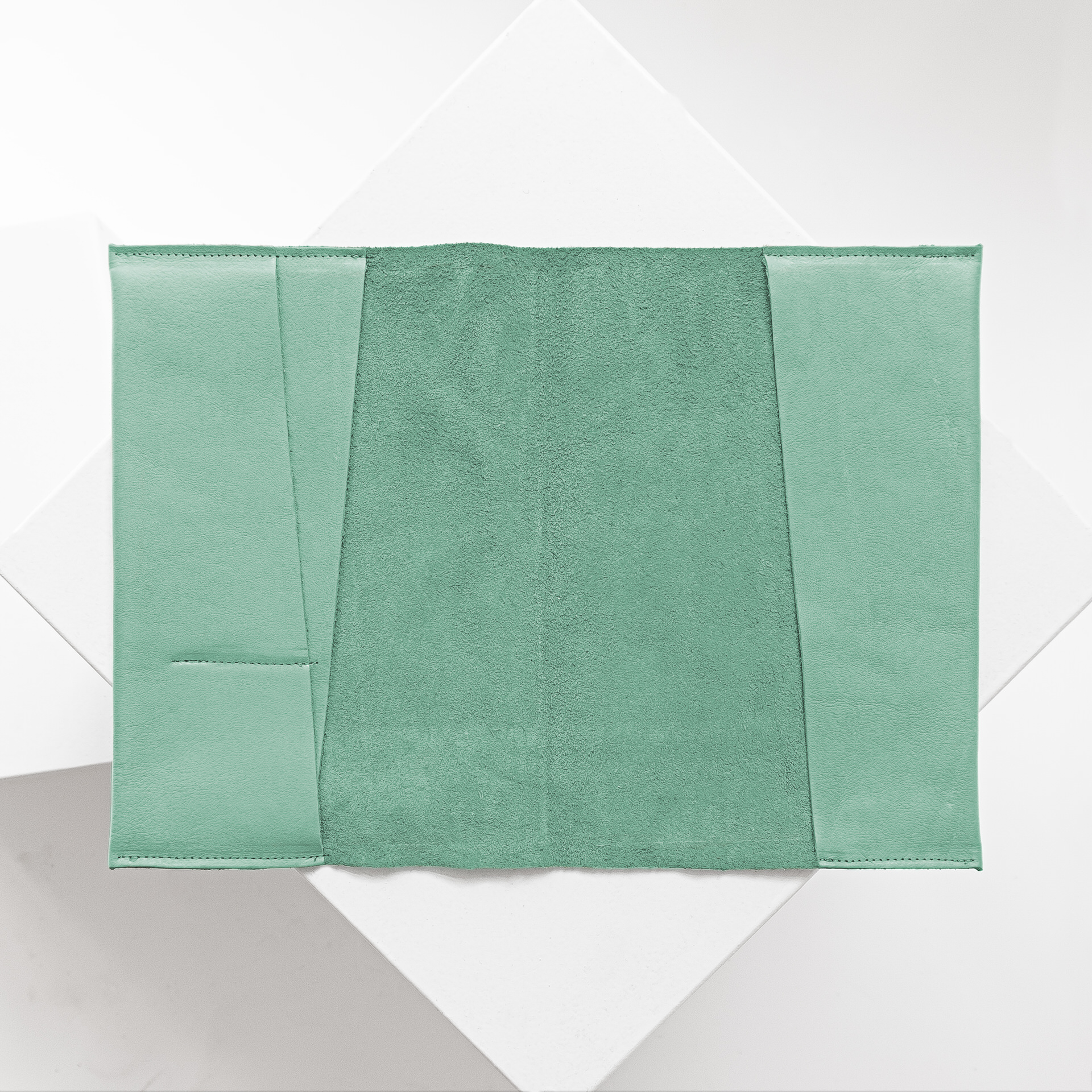 Innenansicht der U-Hefthülle EVE als Einzelhülle aus nachhaltigem Naturleder in Mint