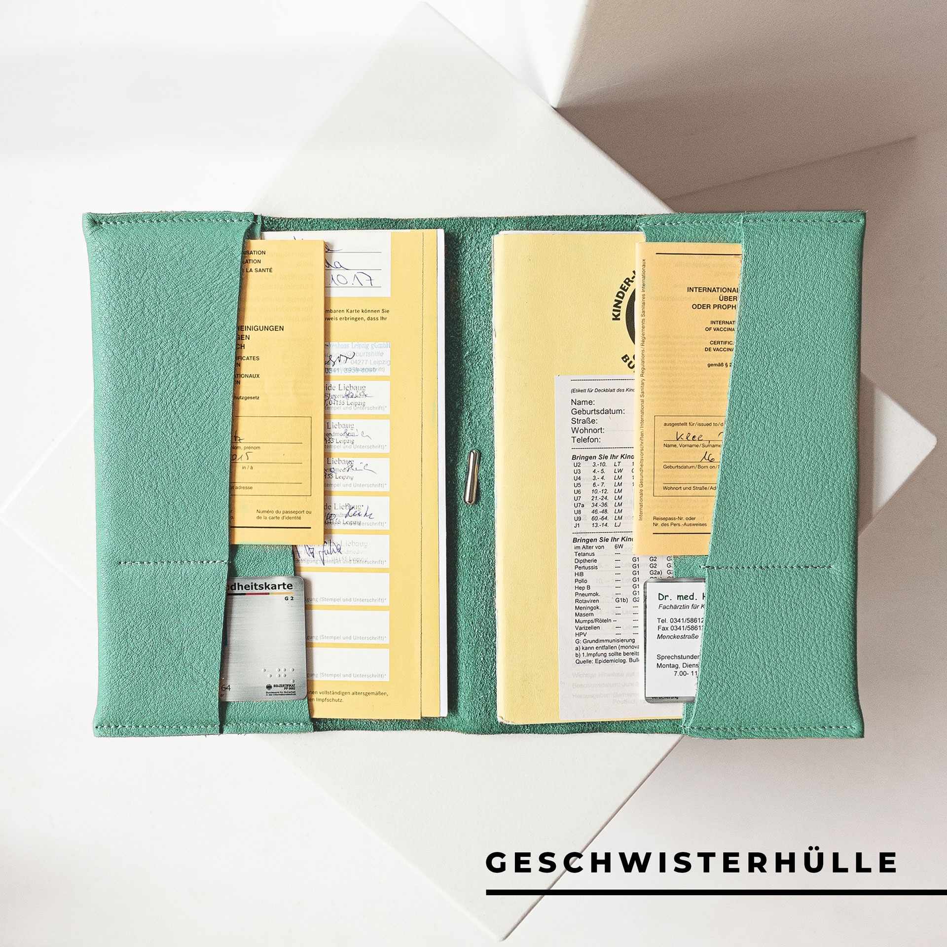 Innenansicht der U-Hefthülle EVE als Geschwisterhülle in Mint mit U-Heften, Impfpässen und Versicherungskarten