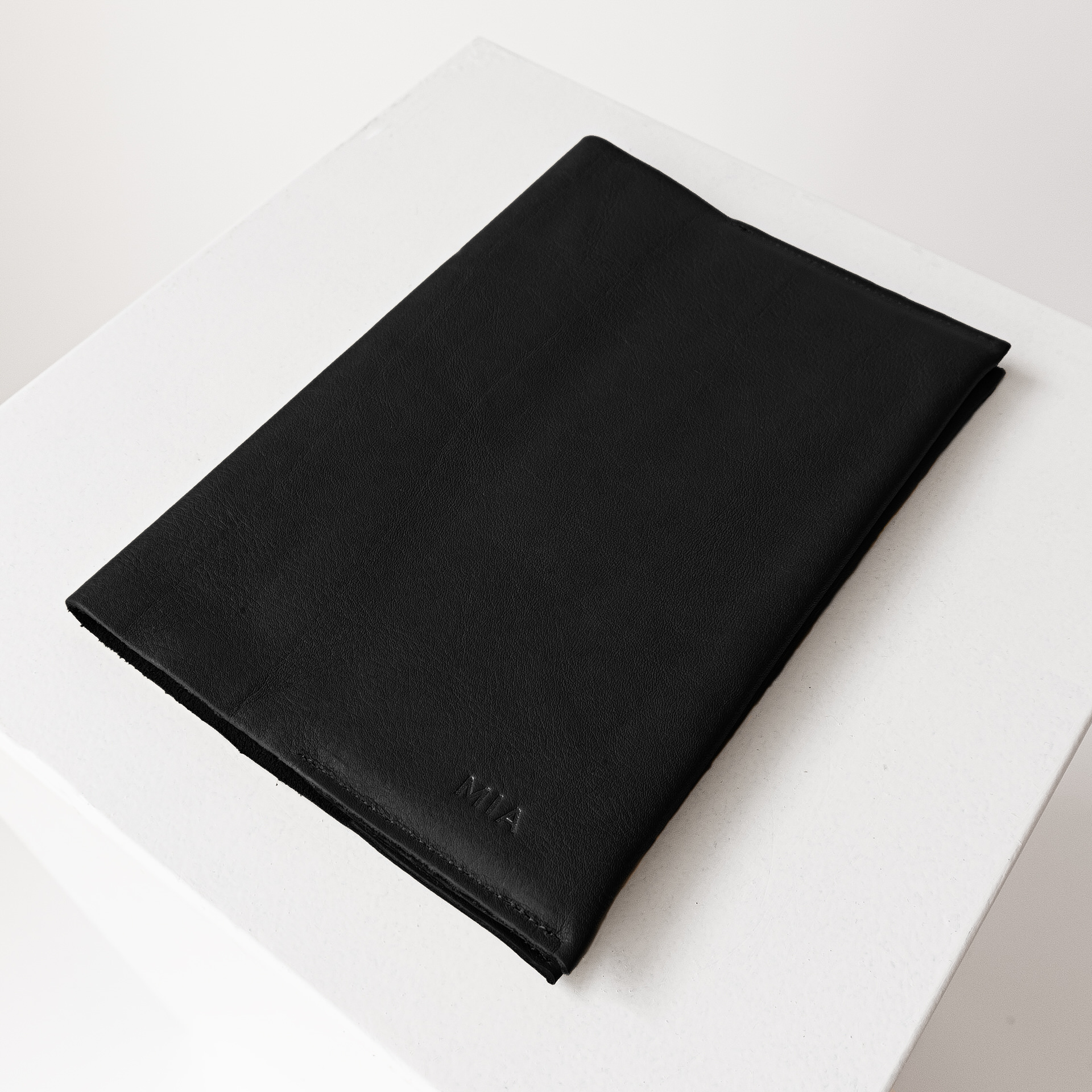 U-Hefthülle EVE aus nachhaltigem Naturleder in Schwarz mit individueller Prägung in Natur