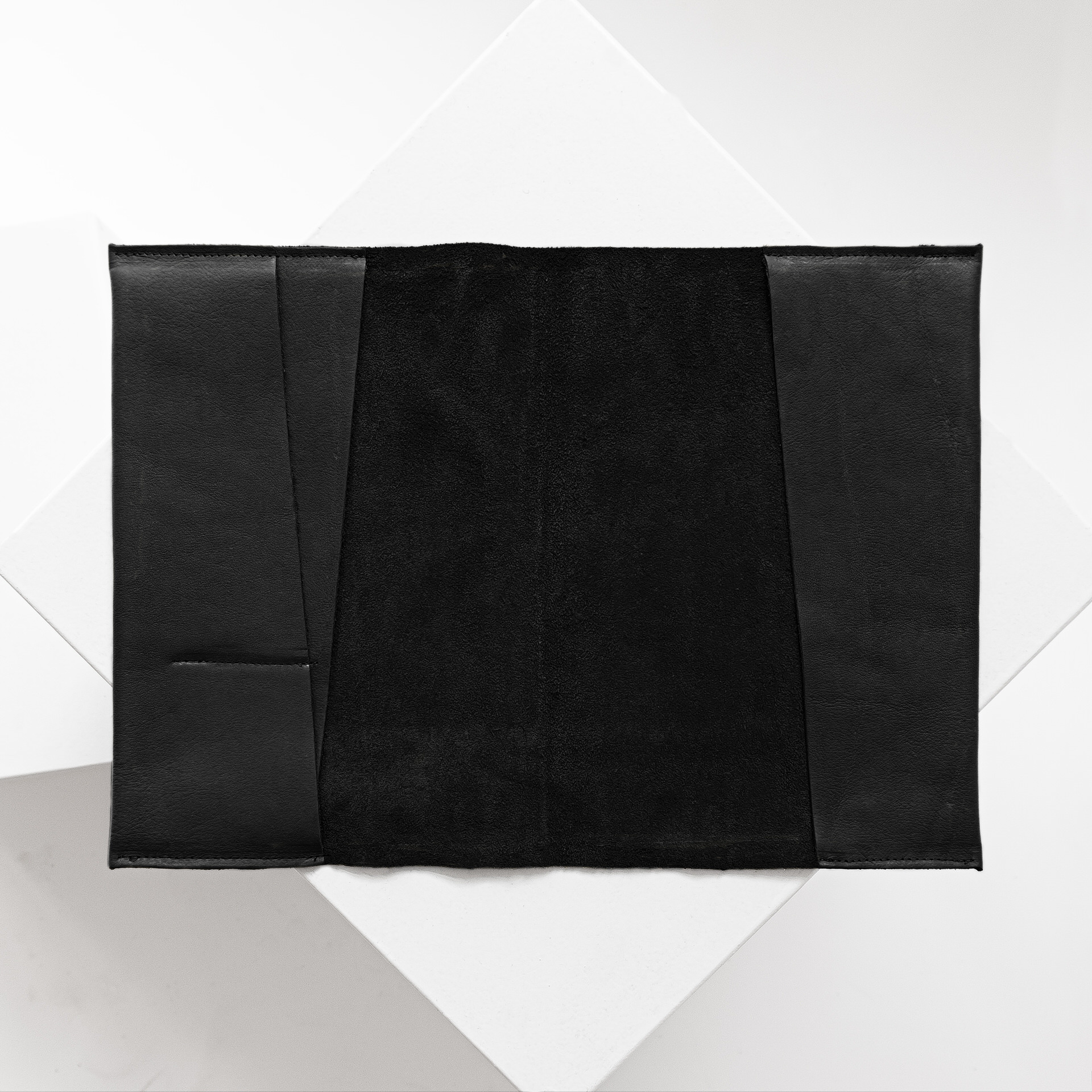Innenansicht der U-Hefthülle EVE als Einzelhülle aus nachhaltigem Naturleder in Schwarz