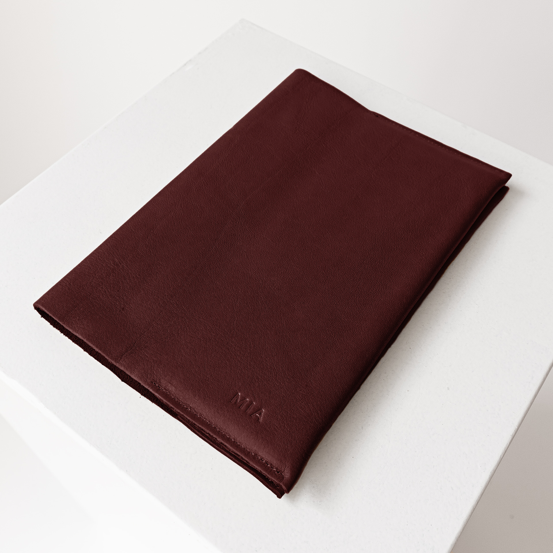 U-Hefthülle EVE aus nachhaltigem Naturleder in Weinrot mit individueller Prägung in Natur