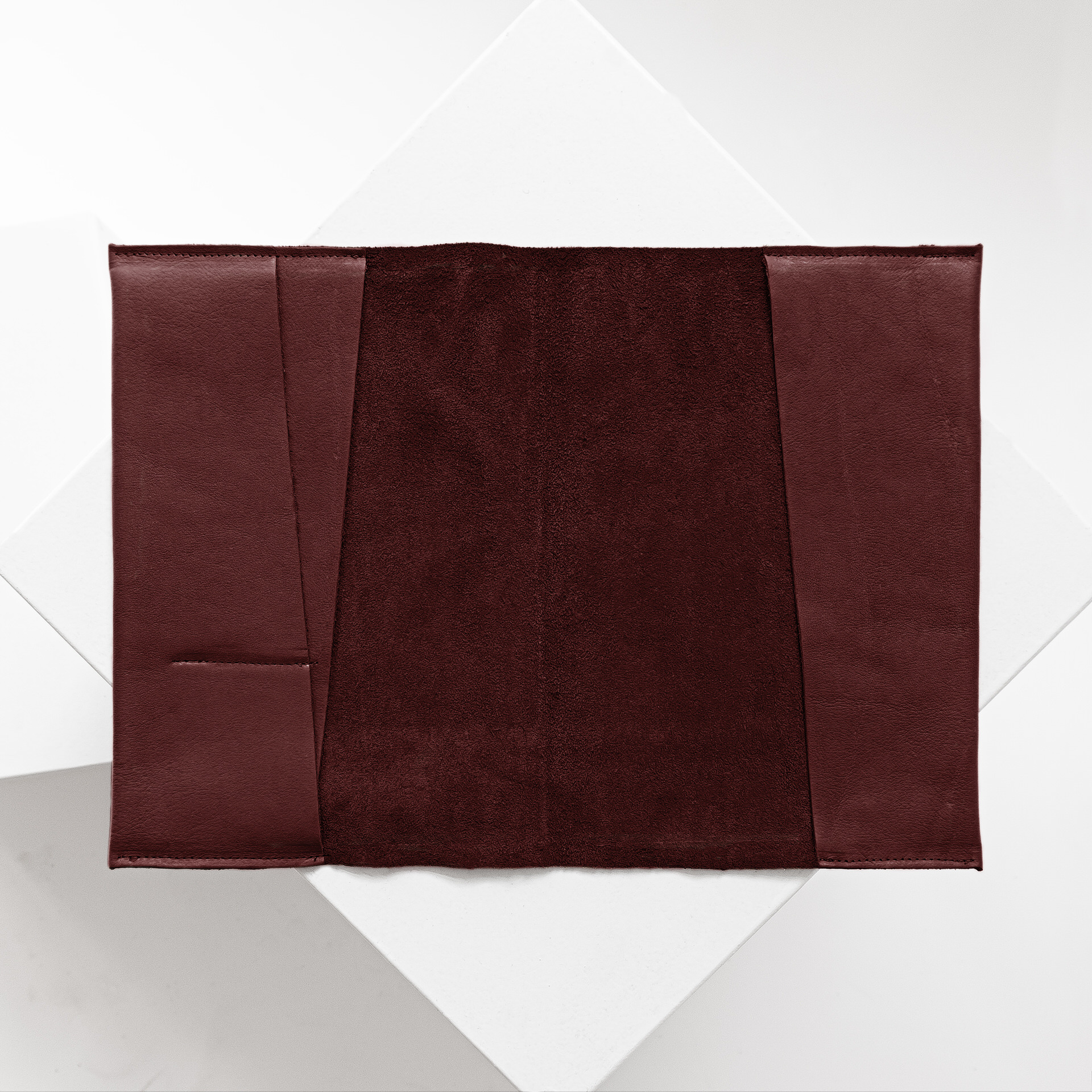 Innenansicht der U-Hefthülle EVE als Einzelhülle aus nachhaltigem Naturleder in Weinrot