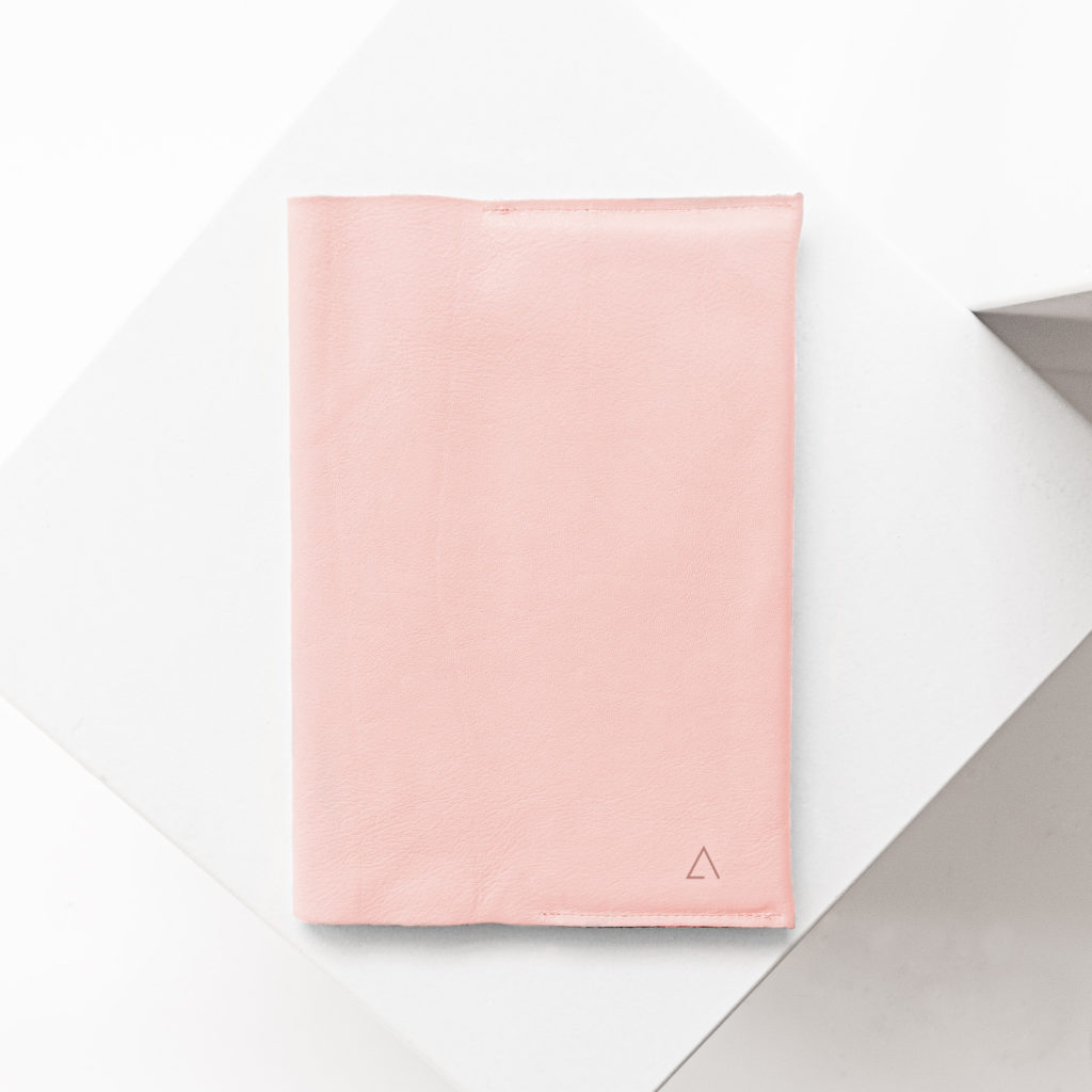 U-Hefthülle EVE aus nachhaltigem Naturleder in Rosa mit dezenter Logoprägung