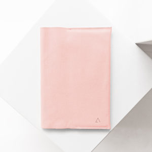 U-Hefthülle EVE aus nachhaltigem Naturleder in Rosa mit dezenter Logoprägung