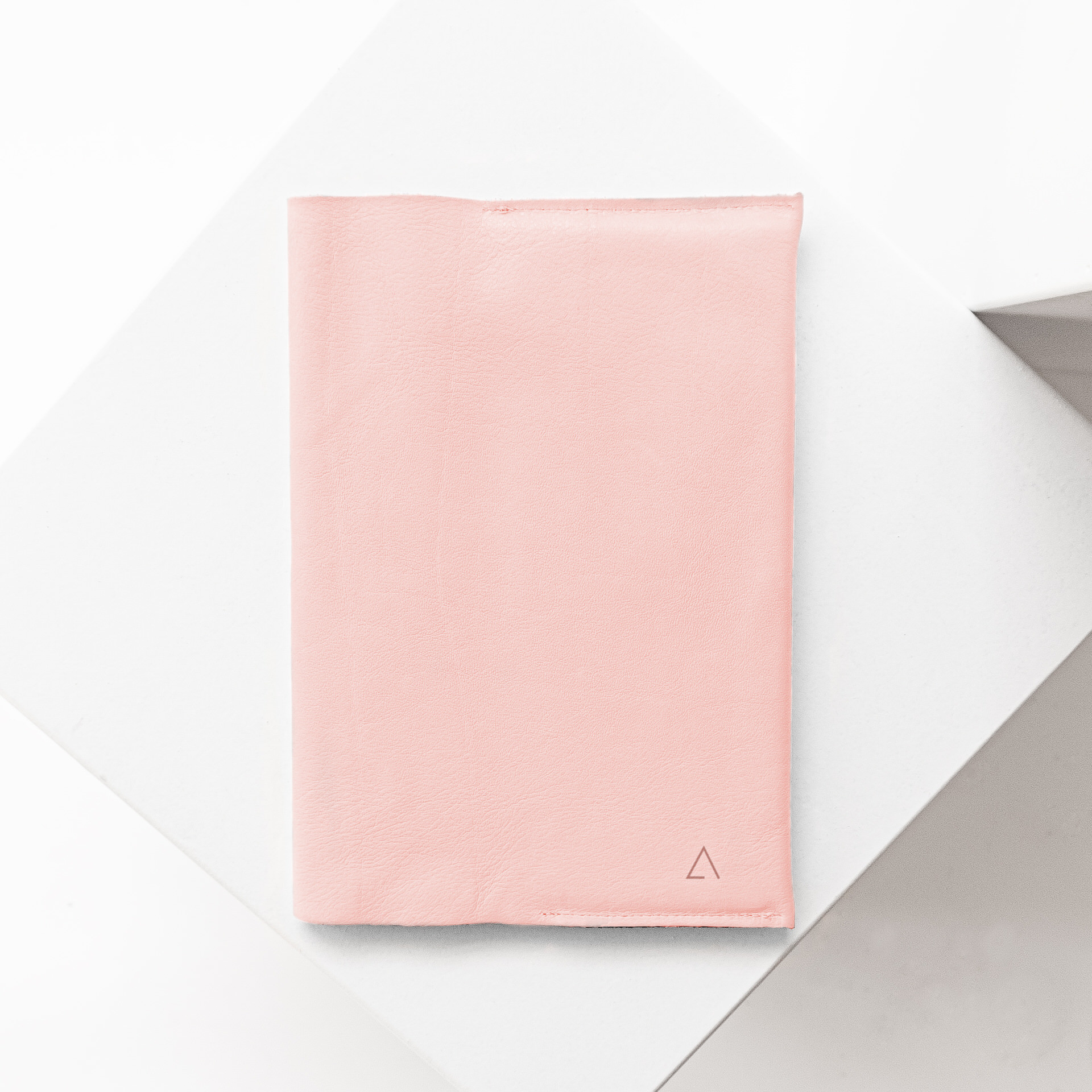 U-Hefthülle EVE aus nachhaltigem Naturleder in Rosa mit dezenter Logoprägung