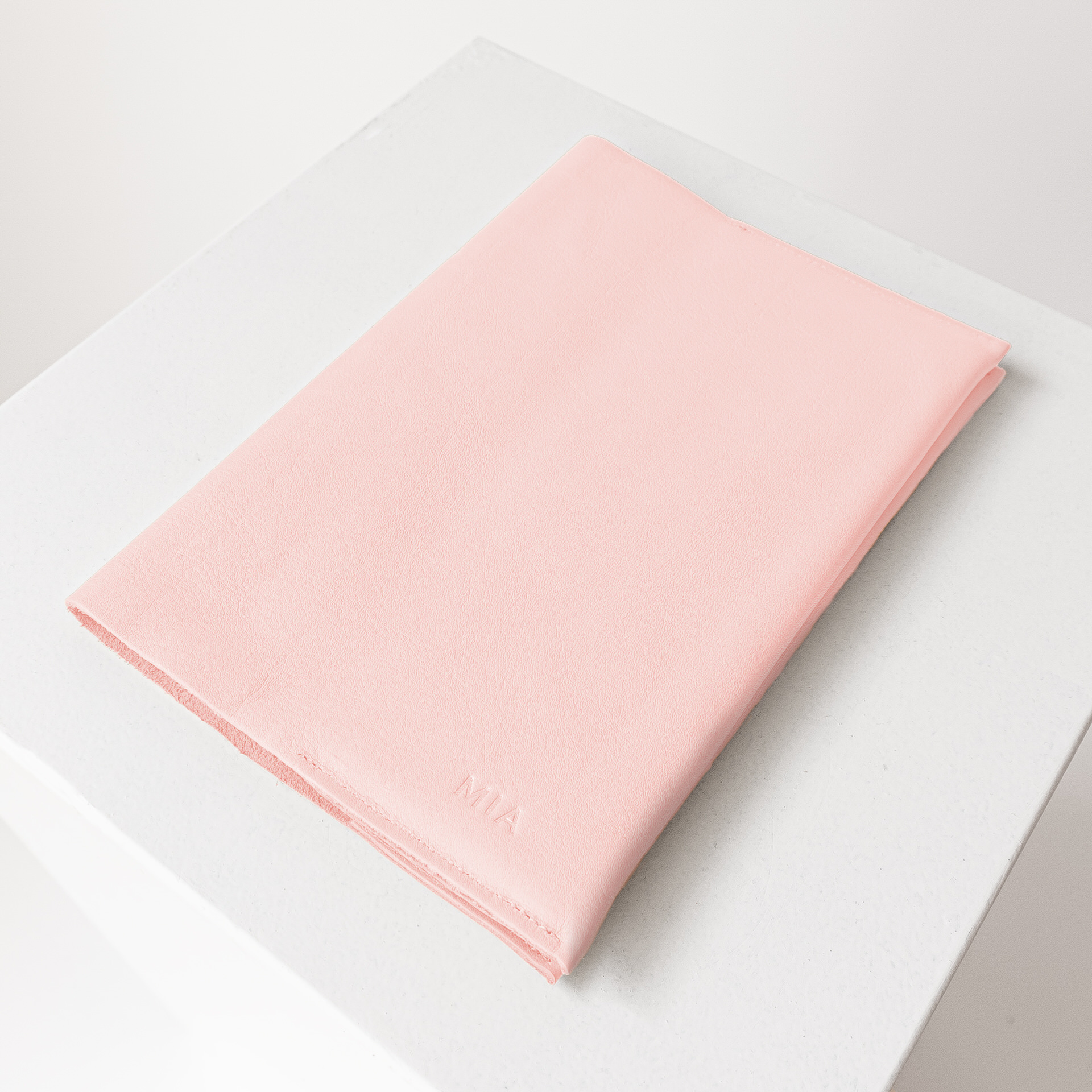 U-Hefthülle EVE aus nachhaltigem Naturleder in Rosa mit individueller Prägung in Natur