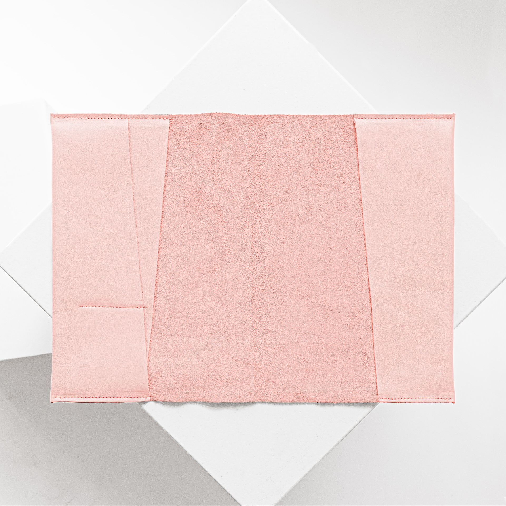 Innenansicht der U-Hefthülle EVE als Einzelhülle aus nachhaltigem Naturleder in Rosa
