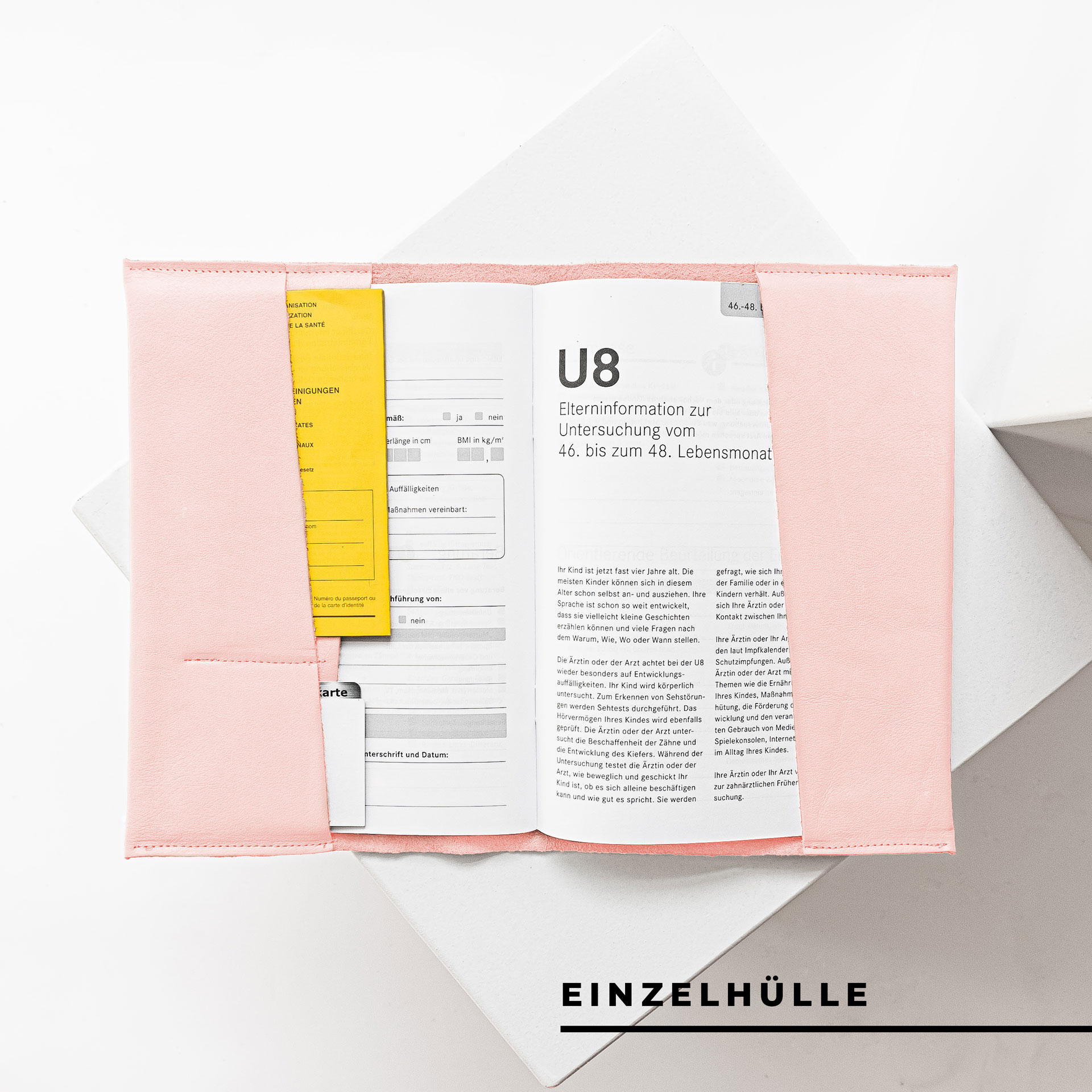 Innenansicht der U-Hefthülle EVE als Einzelhülle aus nachhaltigem Naturleder in Rosa mit U-Heft, Impfpass und Versichertenkarte