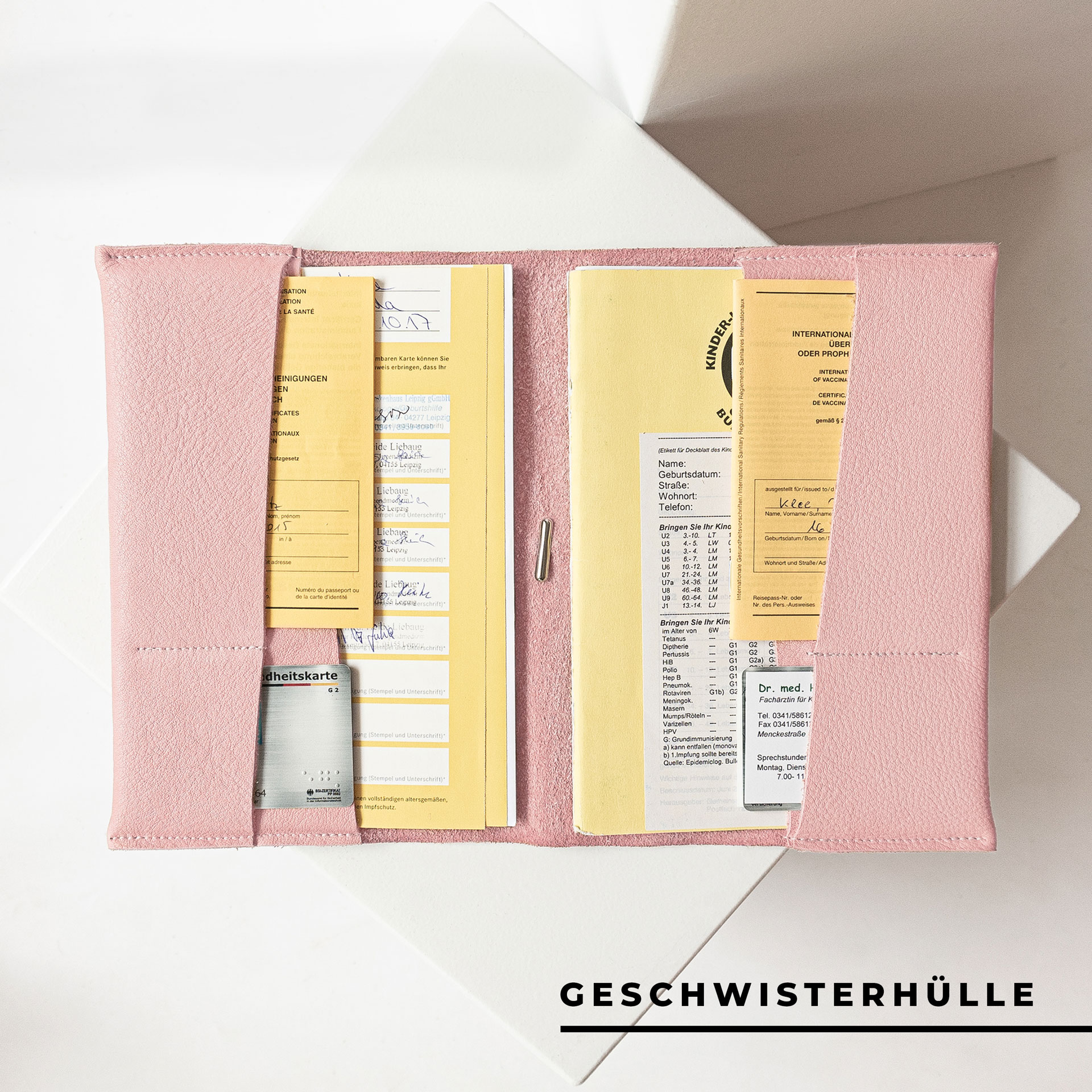 Innenansicht der U-Hefthülle EVE als Geschwisterhülle in Rosa mit U-Heften, Impfpässen und Versicherungskarten