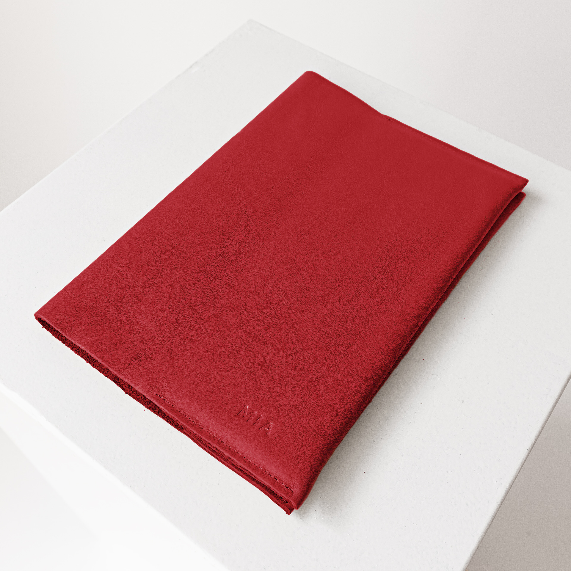 U-Hefthülle EVE aus nachhaltigem Naturleder in Rot mit individueller Prägung in Natur