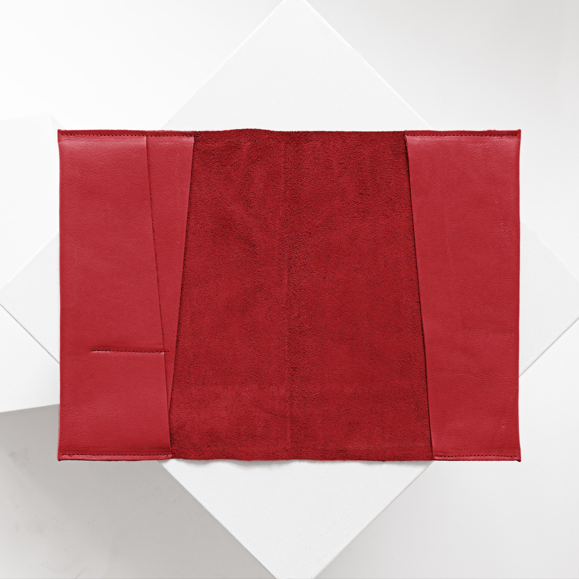Innenansicht der U-Hefthülle EVE als Einzelhülle aus nachhaltigem Naturleder in Rot