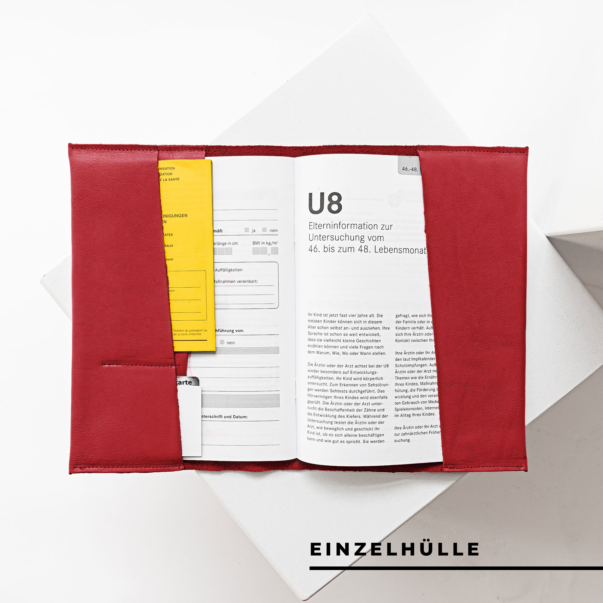 Innenansicht der U-Hefthülle EVE als Einzelhülle aus nachhaltigem Naturleder in Rot mit U-Heft, Impfpass und Versichertenkarte
