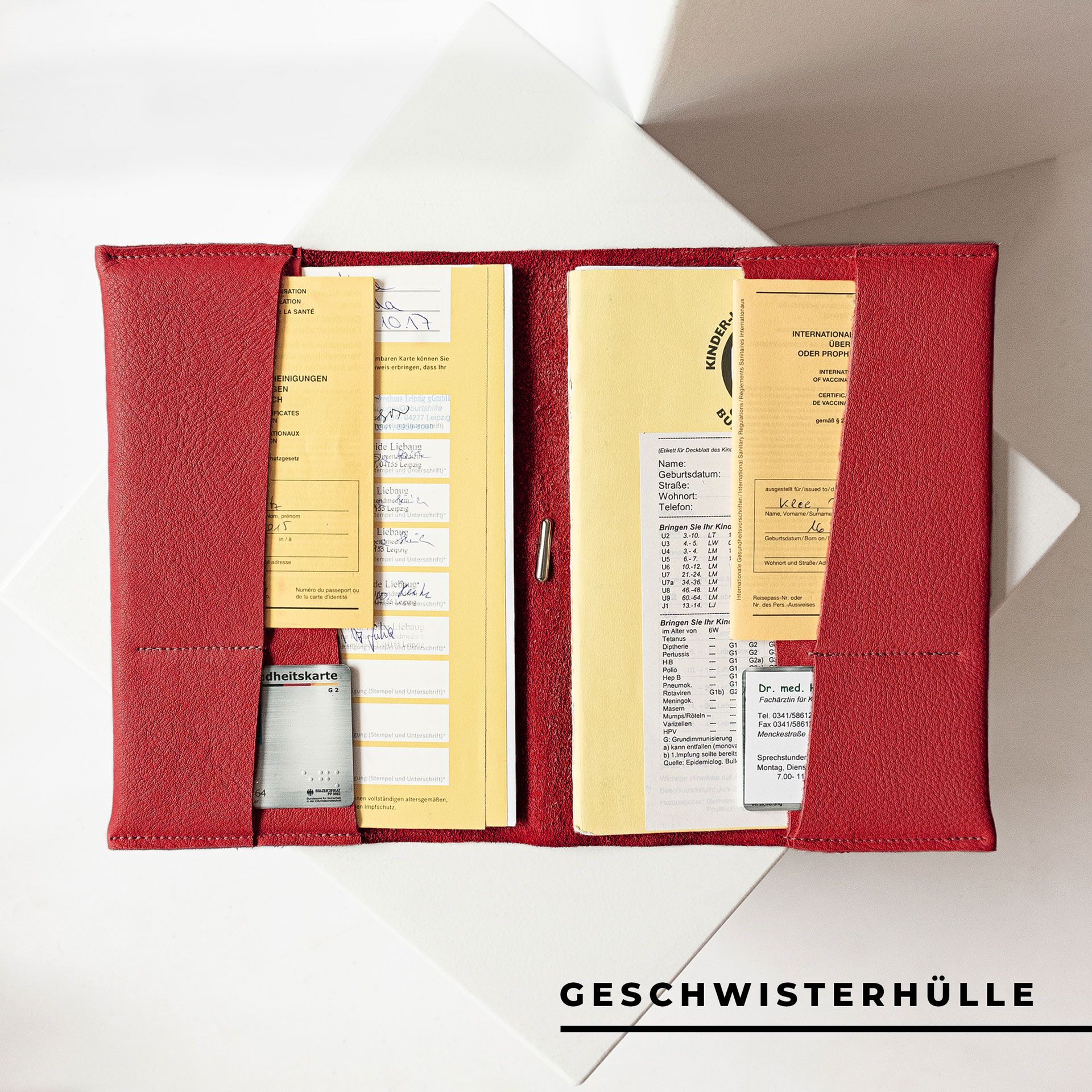 Innenansicht der U-Hefthülle EVE als Geschwisterhülle in Rot mit U-Heften, Impfpässen und Versicherungskarten