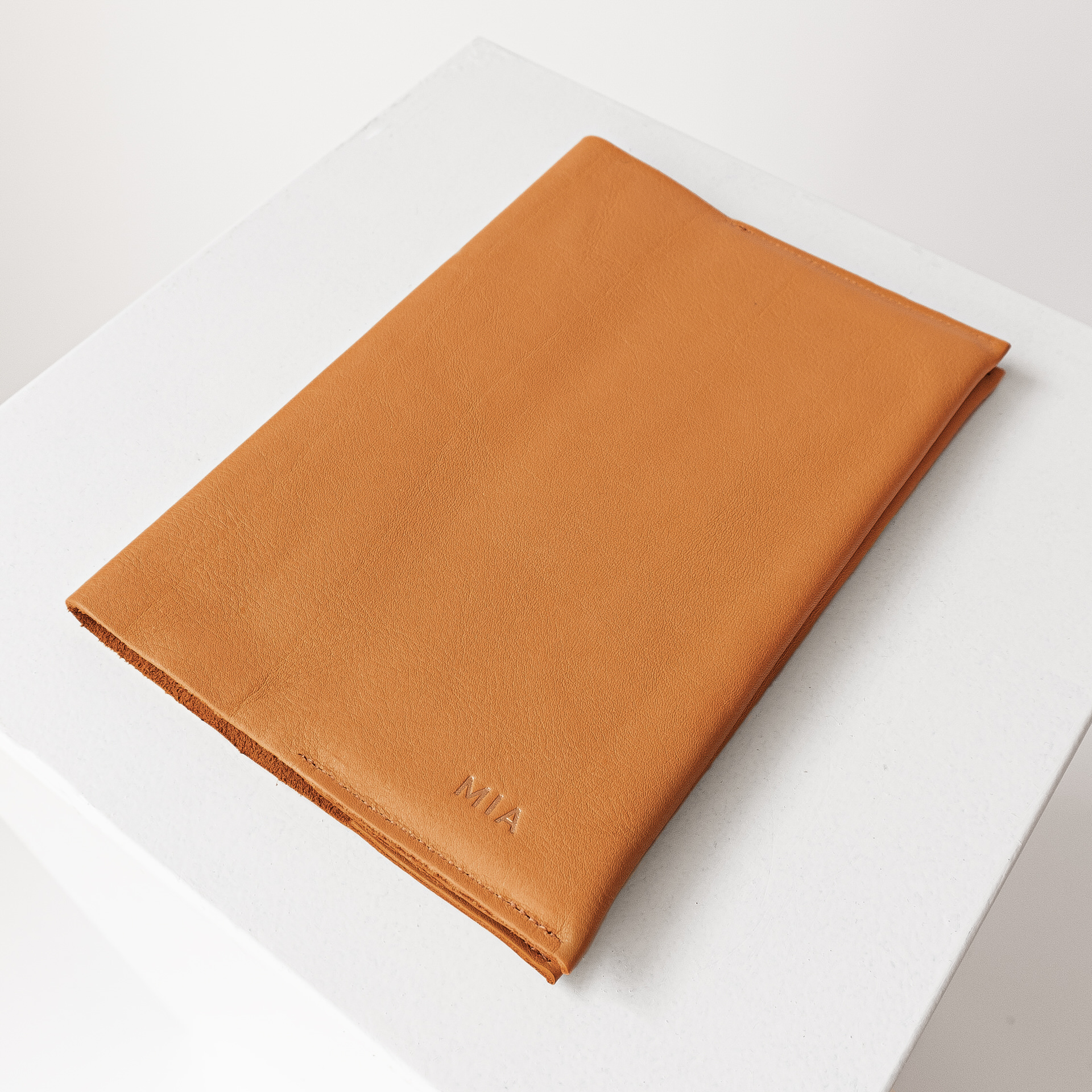 U-Hefthülle EVE aus nachhaltigem Naturleder in Cognac mit individueller Prägung in Natur
