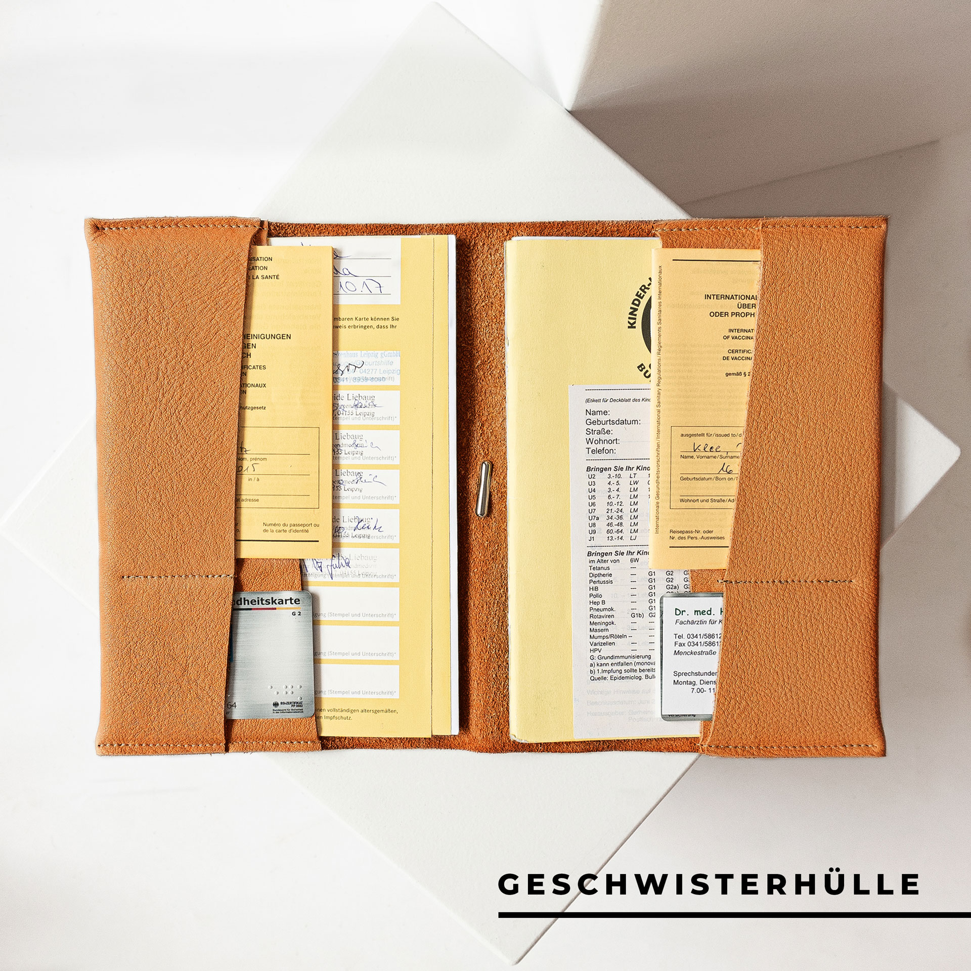 Innenansicht der U-Hefthülle EVE als Geschwisterhülle in Cognac mit U-Heften, Impfpässen und Versicherungskarten