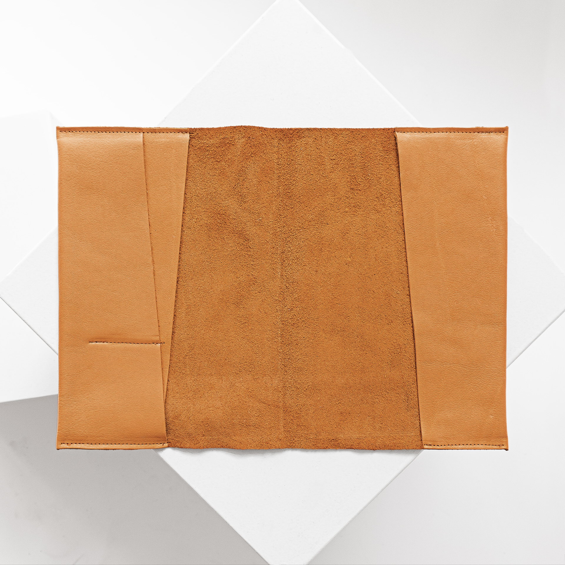 Innenansicht der U-Hefthülle EVE als Einzelhülle aus nachhaltigem Naturleder in Cognac