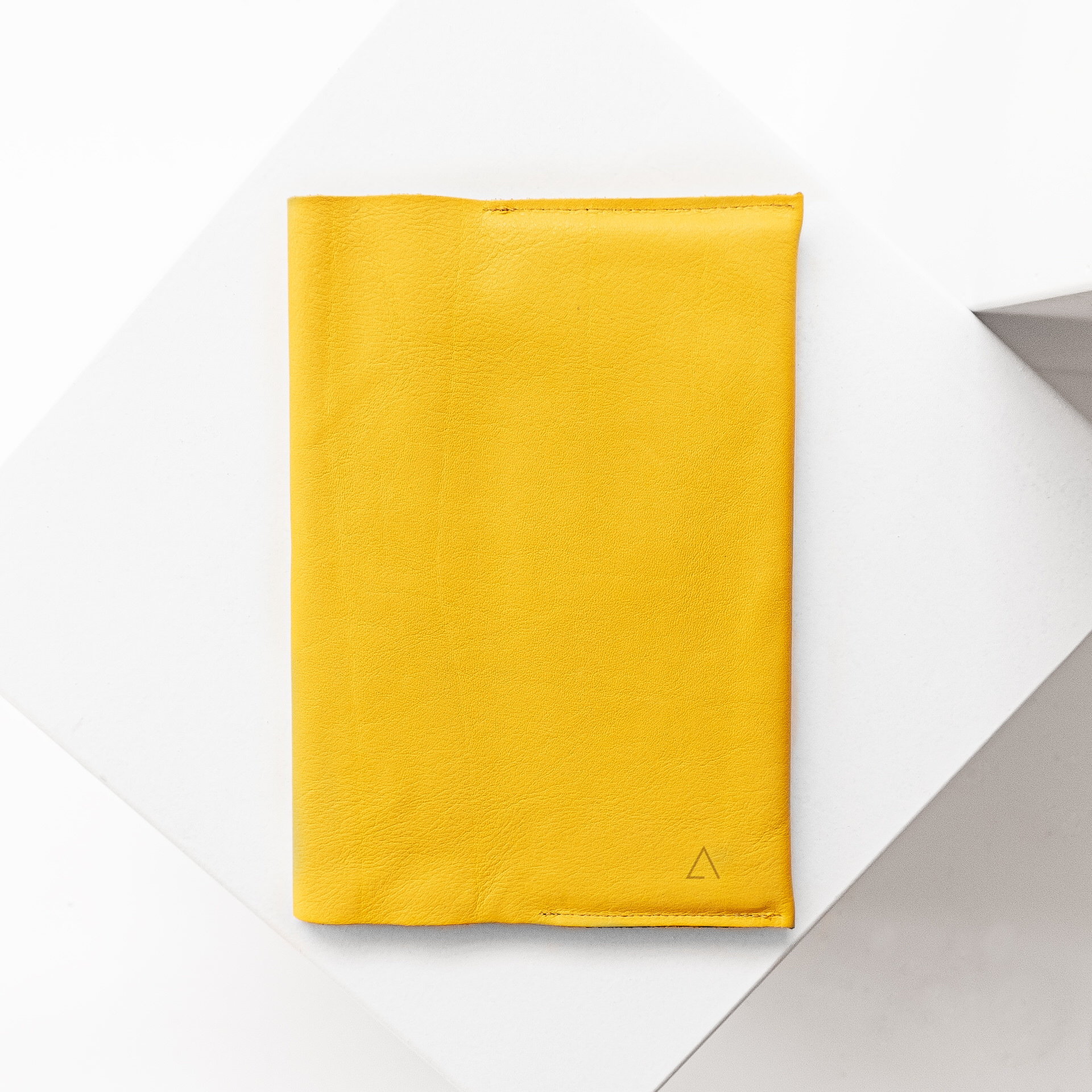 U-Hefthülle EVE aus nachhaltigem Naturleder in Curry mit dezenter Logoprägung