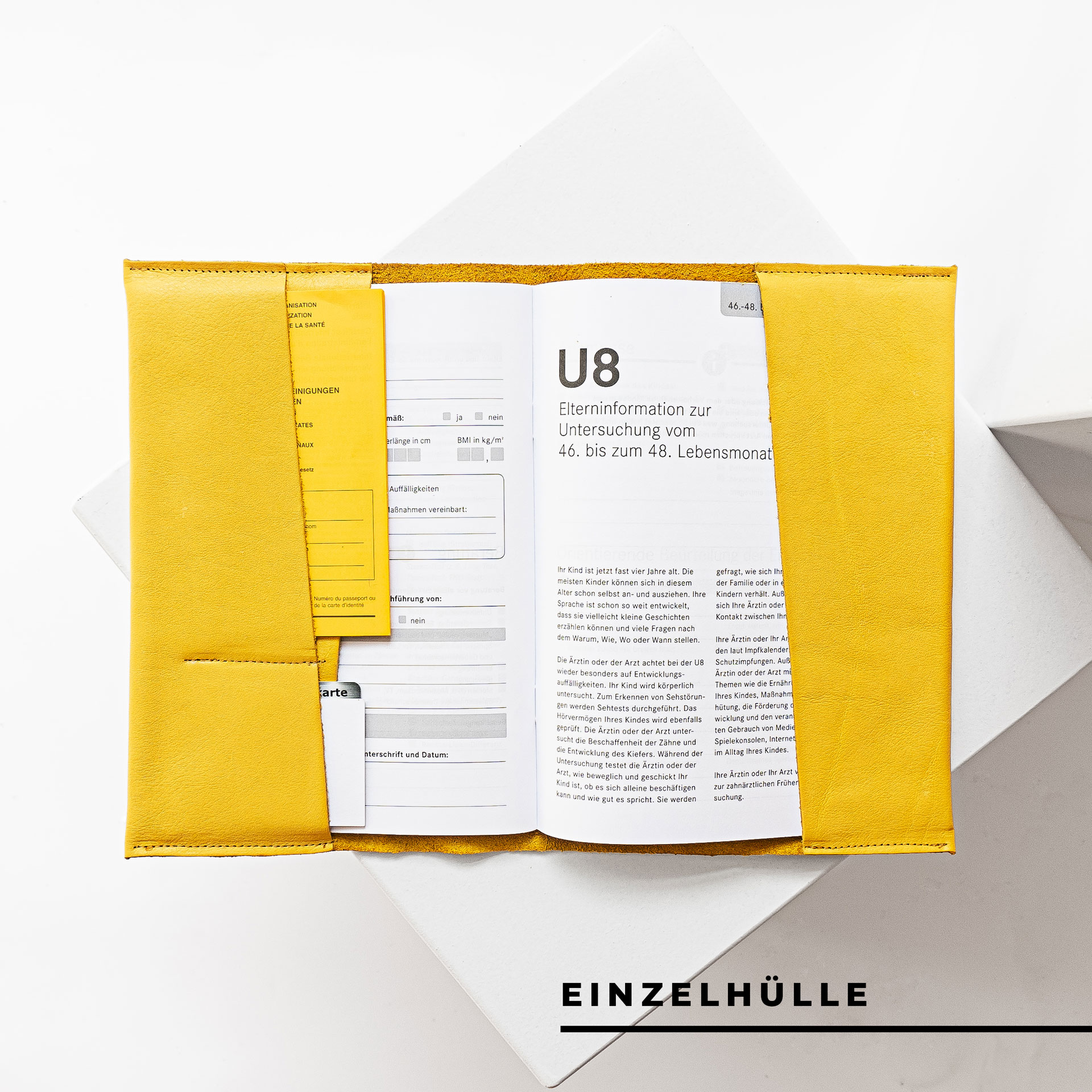 Innenansicht der U-Hefthülle EVE als Einzelhülle aus nachhaltigem Naturleder in Curry mit U-Heft, Impfpass und Versichertenkarte