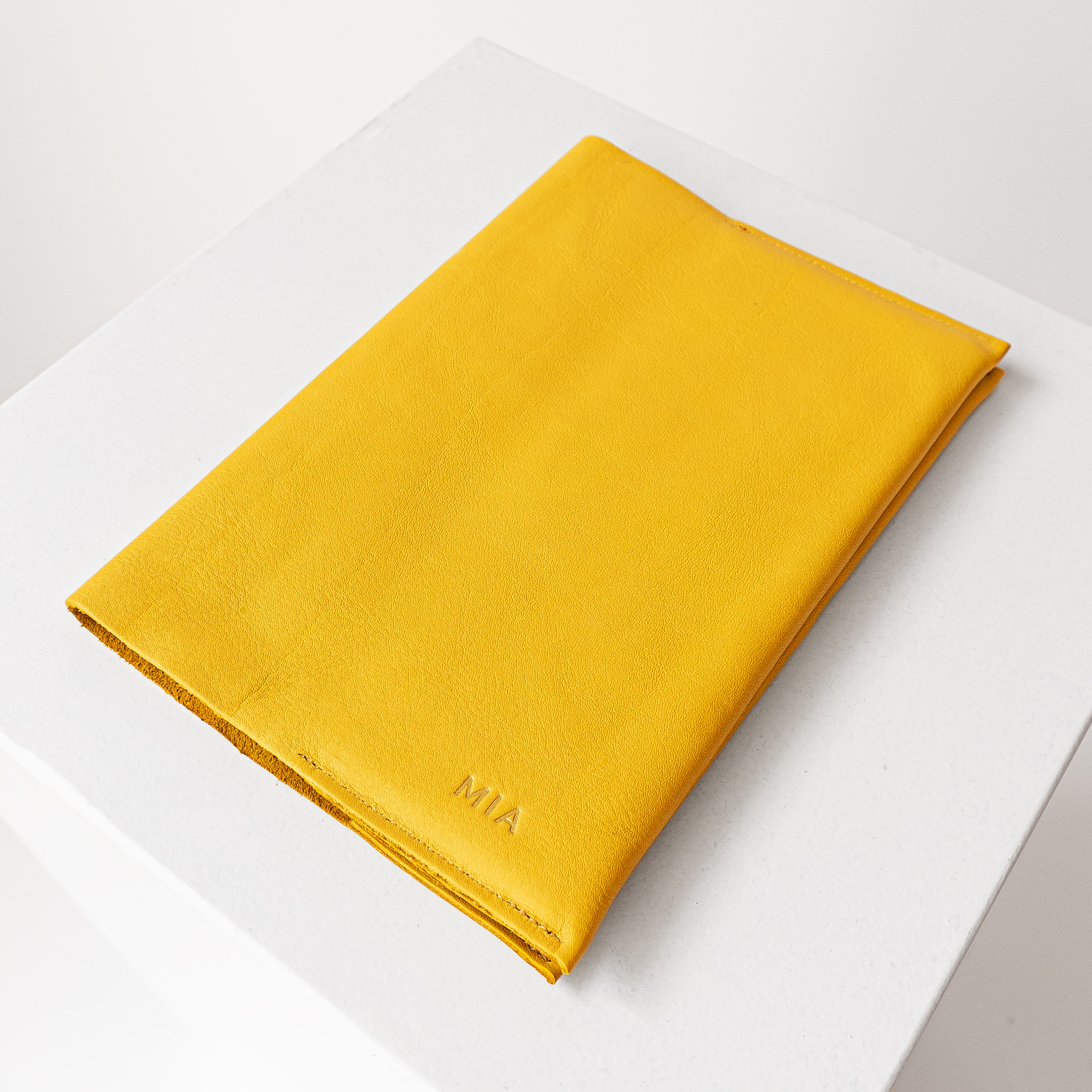 U-Hefthülle EVE aus nachhaltigem Naturleder in Curry mit individueller Prägung in Natur