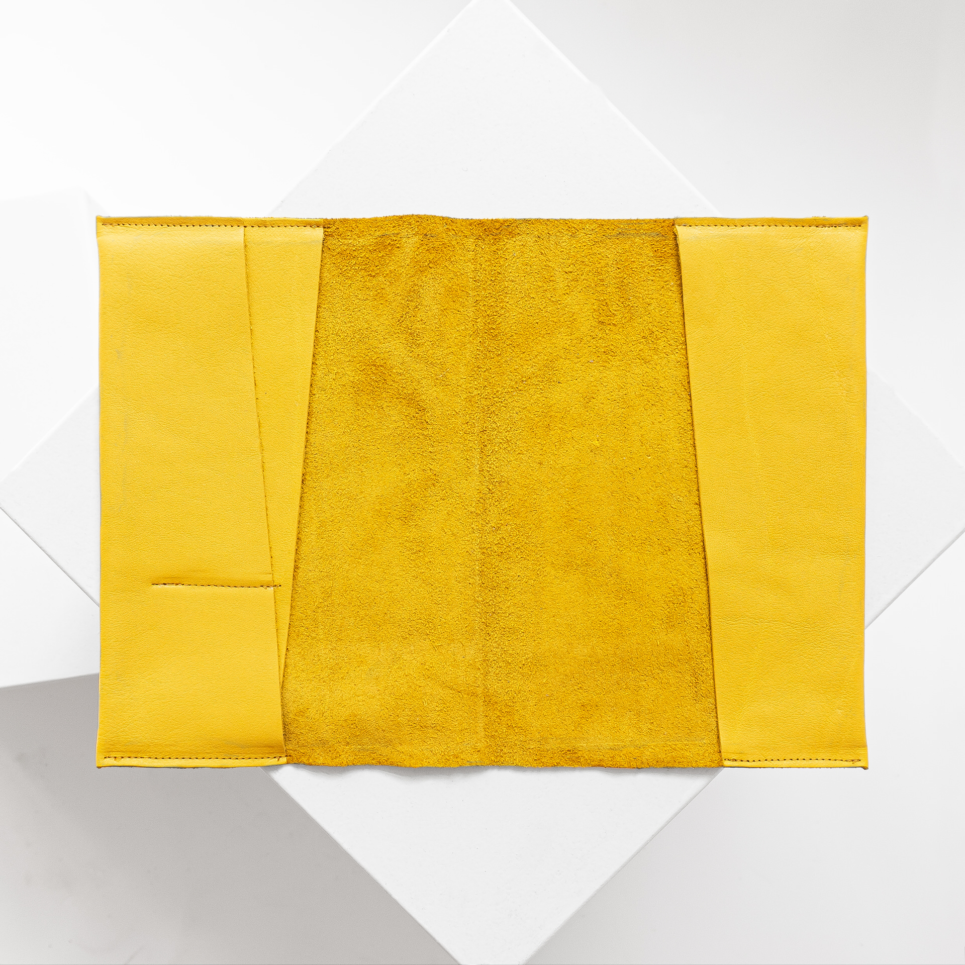 Innenansicht der U-Hefthülle EVE als Einzelhülle aus nachhaltigem Naturleder in Curry