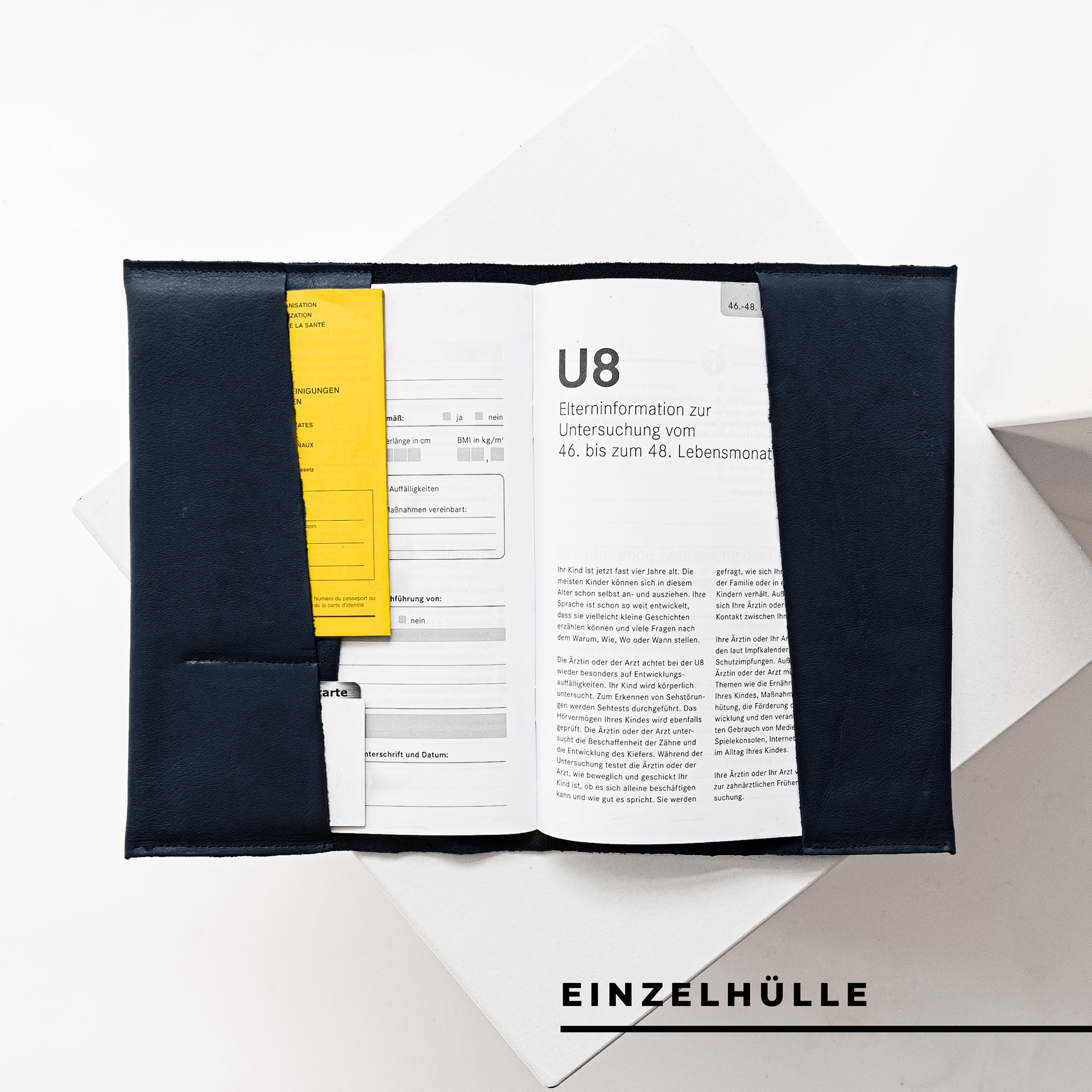Innenansicht der U-Hefthülle EVE als Einzelhülle aus nachhaltigem Naturleder in Dunkelblau mit U-Heft, Impfpass und Versichertenkarte