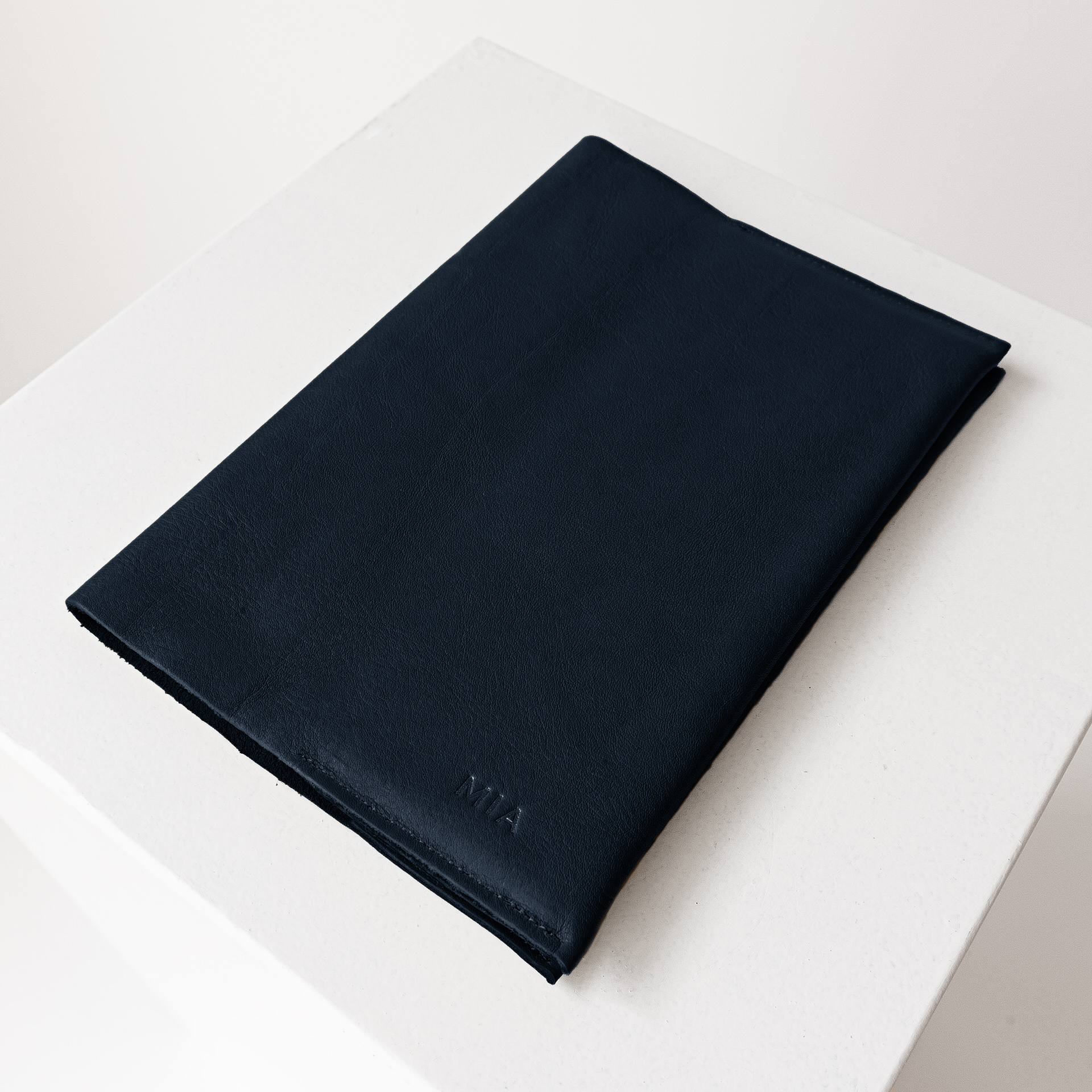 U-Hefthülle EVE aus nachhaltigem Naturleder in Dunkelblau mit individueller Prägung in Natur