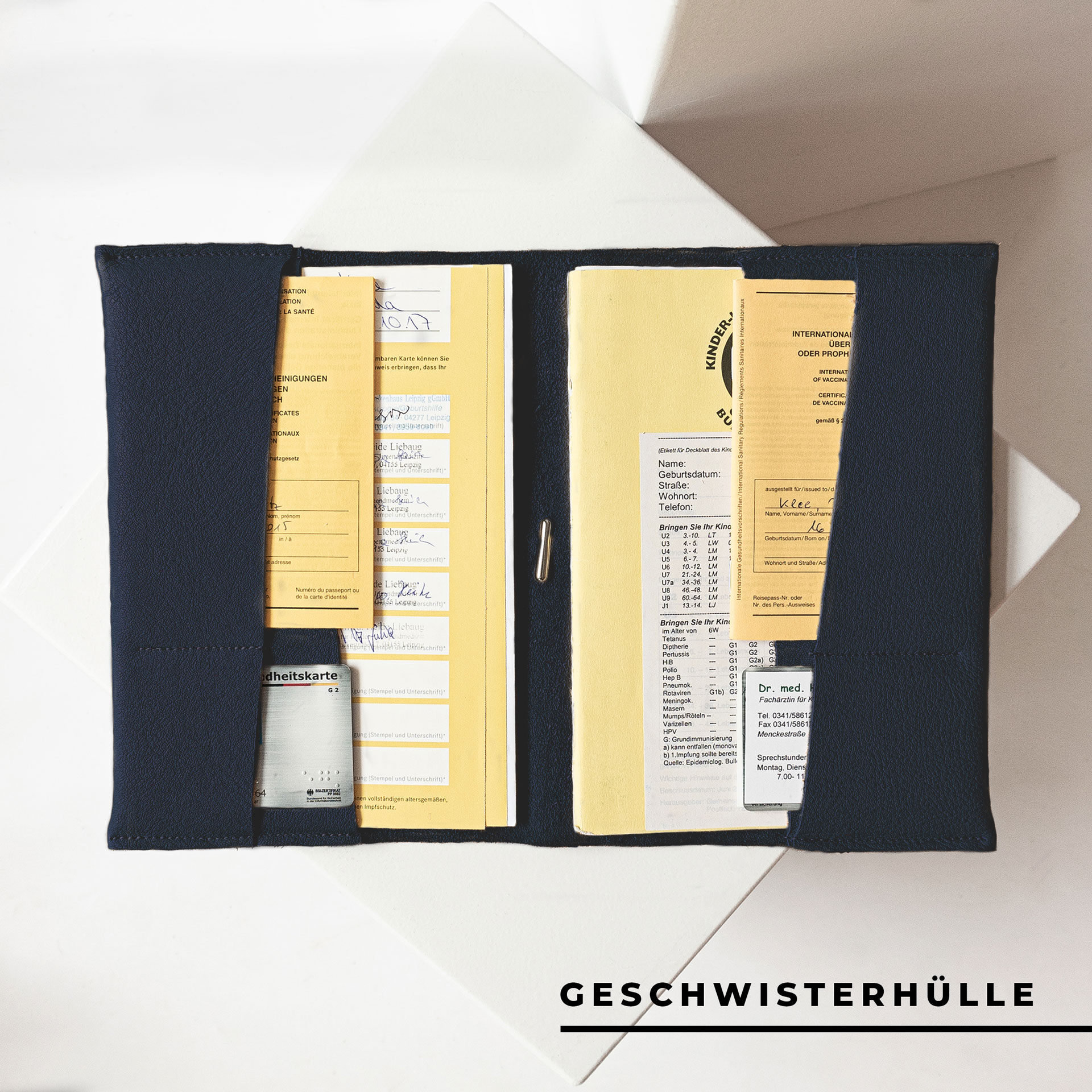 Innenansicht der U-Hefthülle EVE als Geschwisterhülle in Dunkelblau mit U-Heften, Impfpässen und Versicherungskarten
