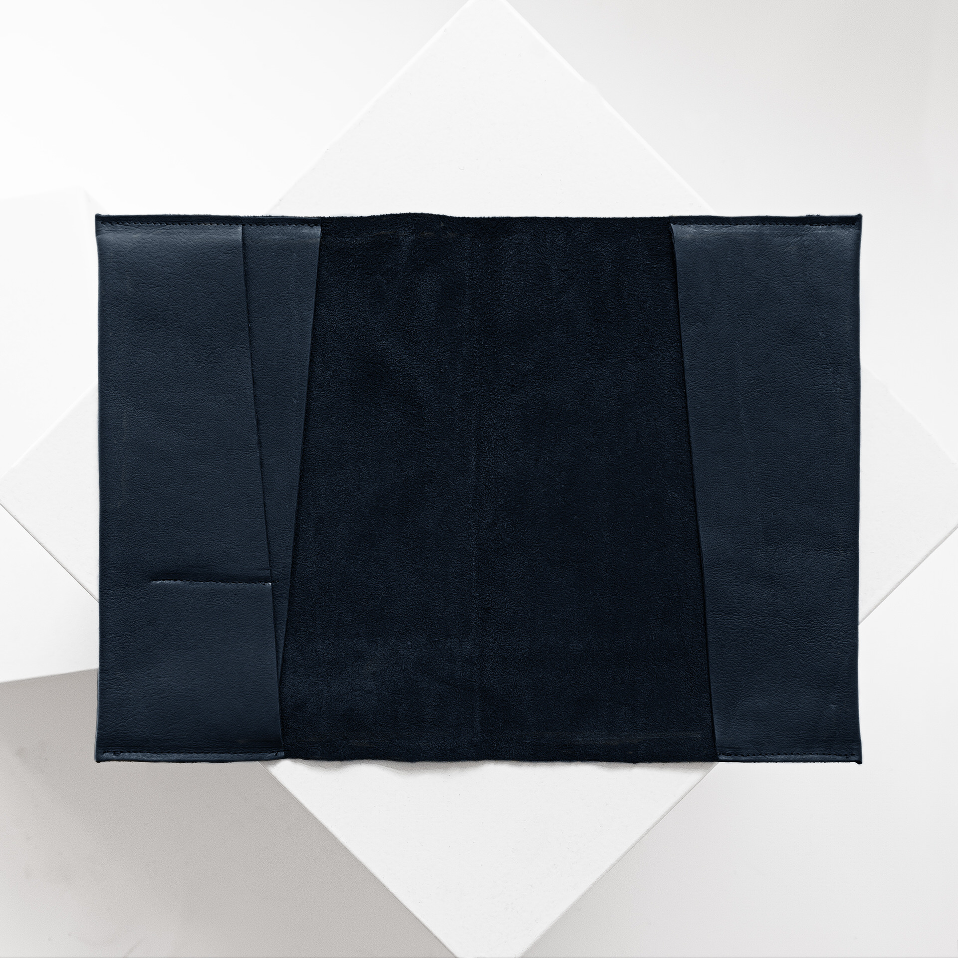 Innenansicht der U-Hefthülle EVE als Einzelhülle aus nachhaltigem Naturleder in Dunkelblau