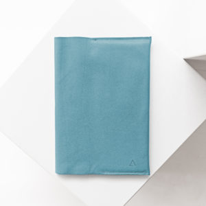 U-Hefthülle EVE aus nachhaltigem Naturleder in Hellblau mit dezenter Logoprägung