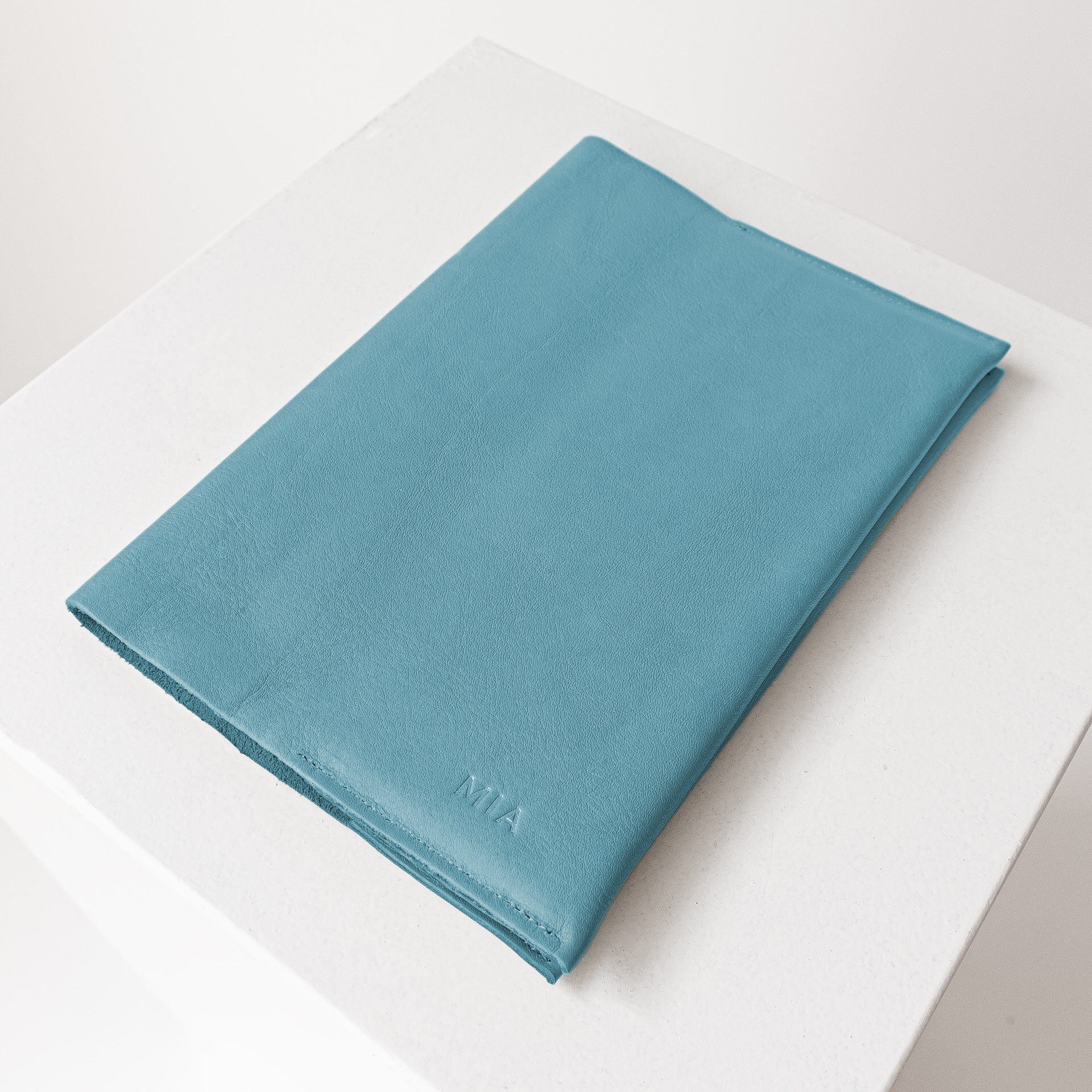 U-Hefthülle EVE aus nachhaltigem Naturleder in Hellblau mit individueller Prägung in Natur