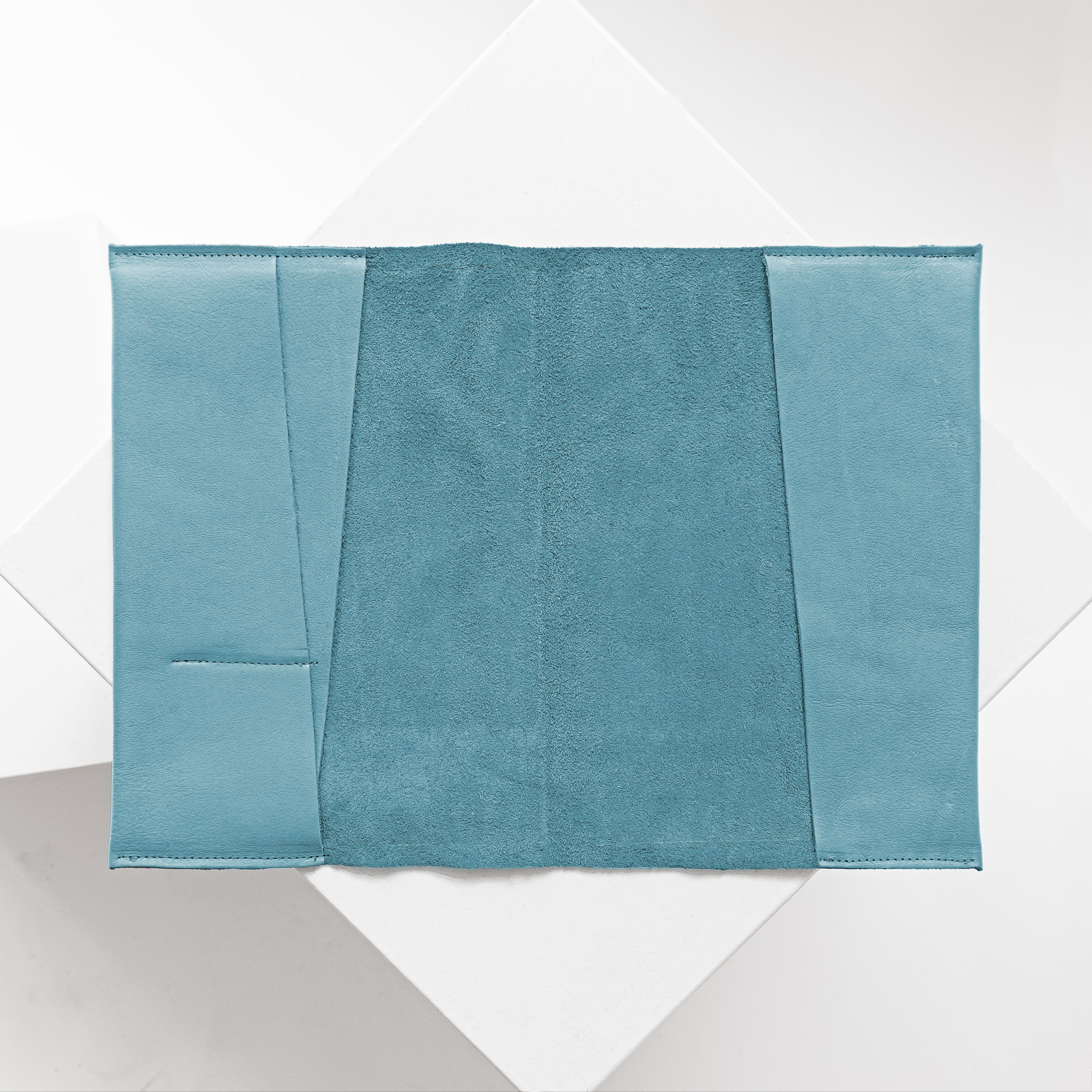 Innenansicht der U-Hefthülle EVE als Einzelhülle aus Naturleder in Hellblau