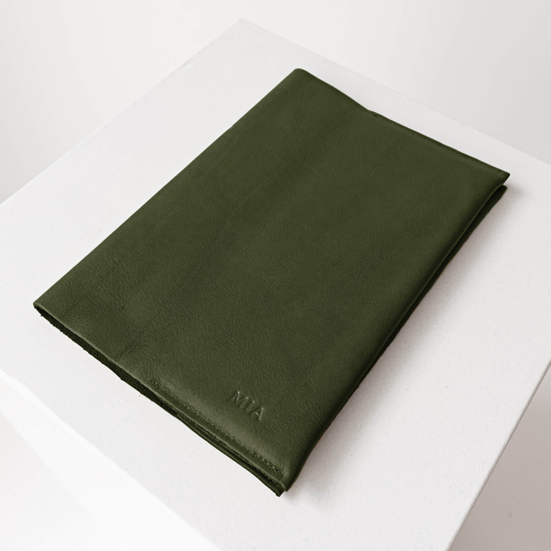 U-Hefthülle EVE aus nachhaltigem Naturleder in Oliv mit individueller Prägung in Natur