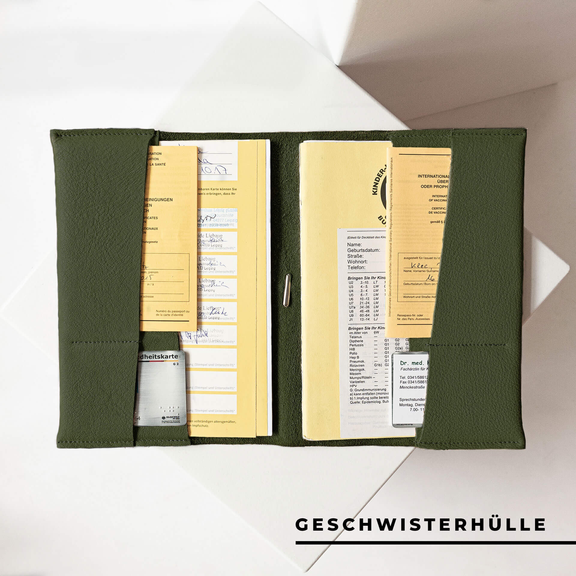 Innenansicht der U-Hefthülle EVE als Geschwisterhülle in Oliv mit U-Heften, Impfpässen und Versicherungskarten