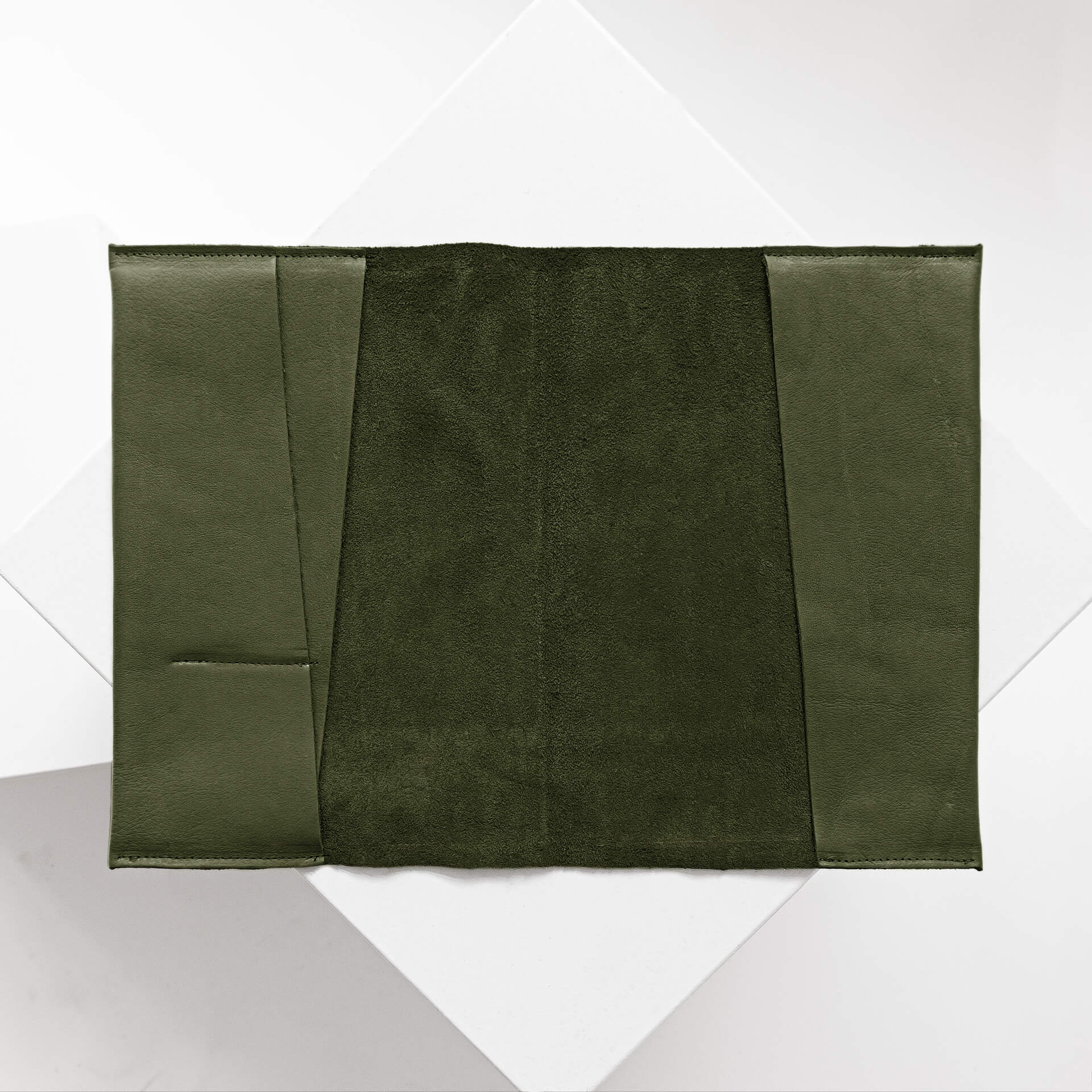 Innenansicht der U-Hefthülle EVE als Einzelhülle aus nachhaltigem Naturleder in Oliv