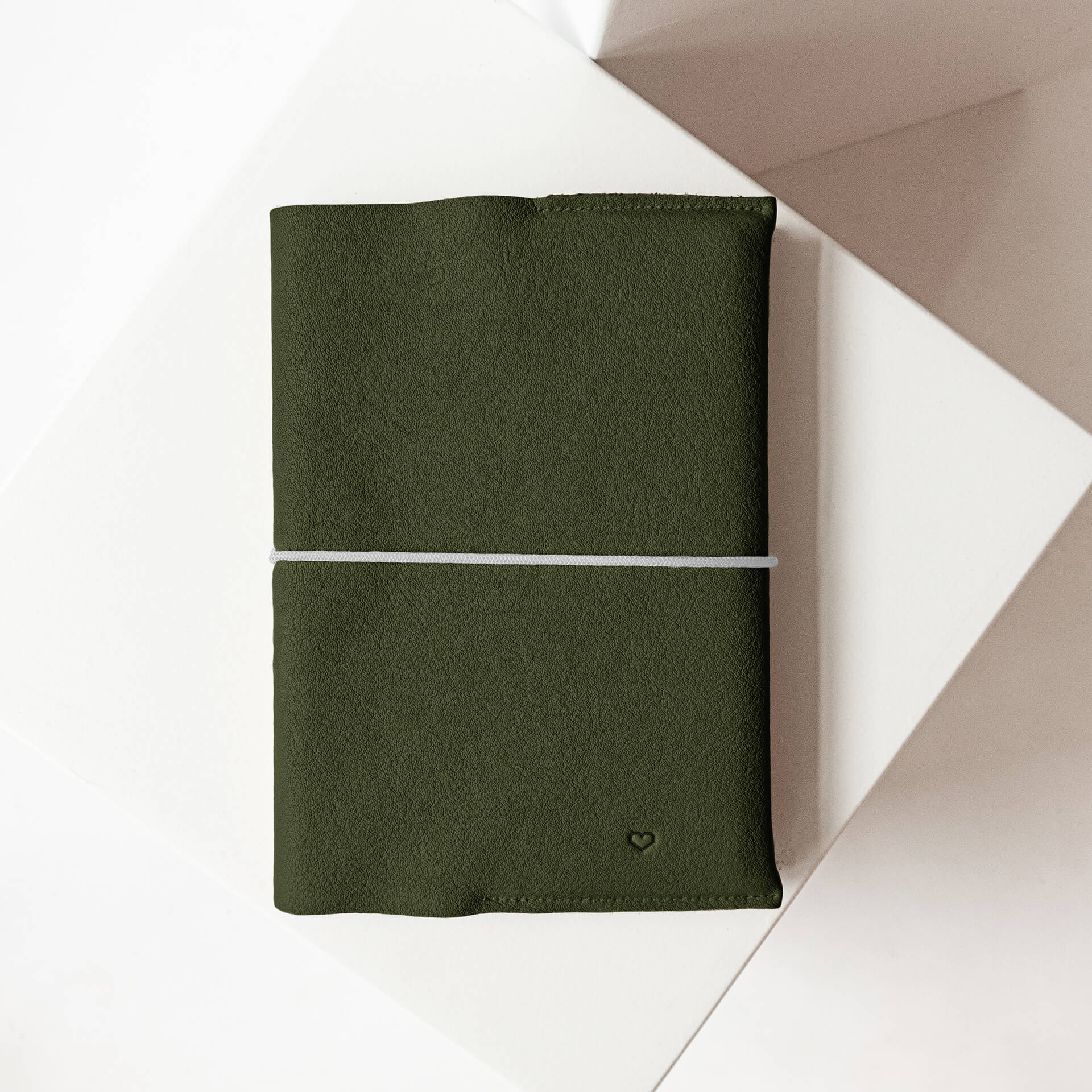 U-Hefthülle EVE aus nachhaltigem Naturleder in Oliv mit schlichter Herz-Prägung und grauem Verschlussband