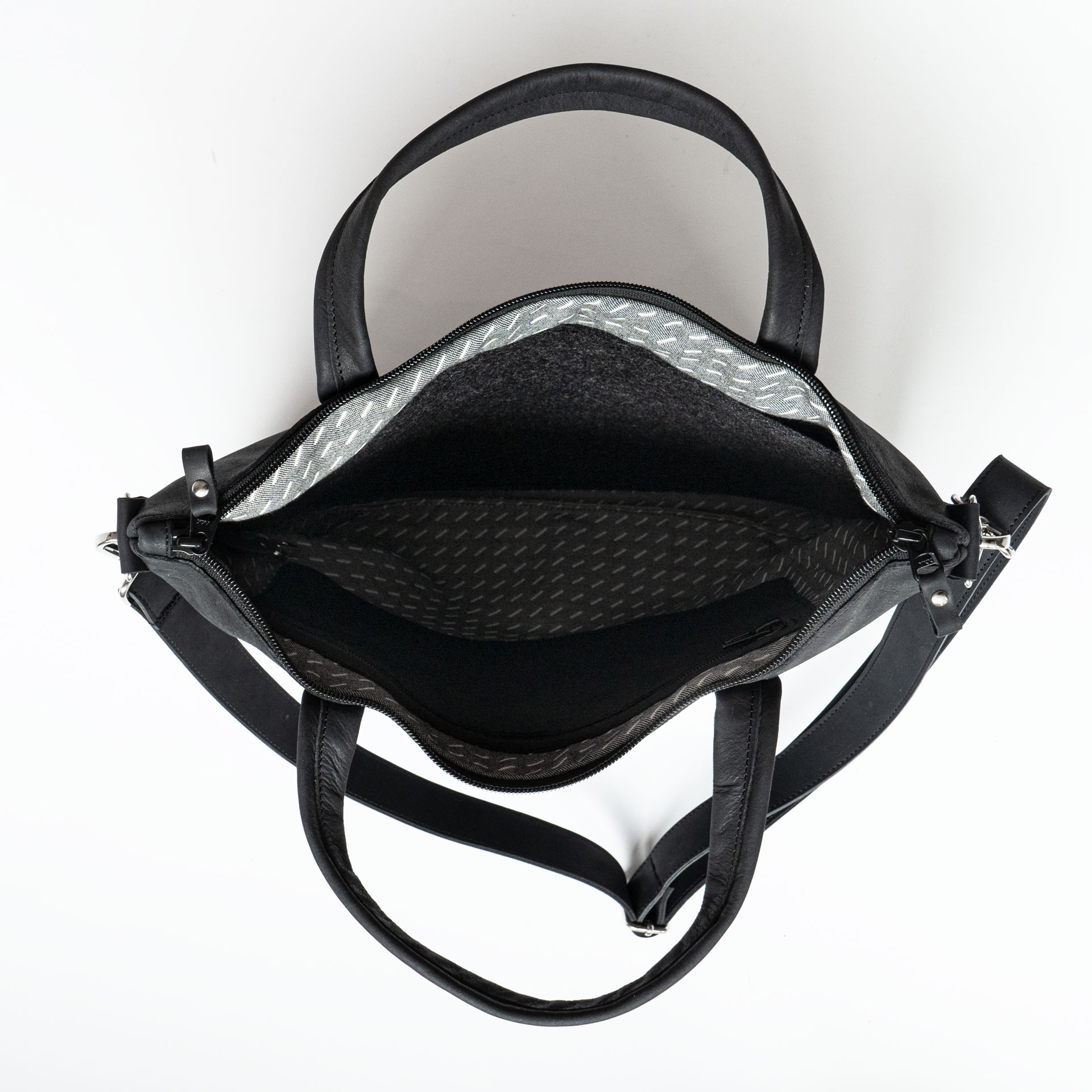 Innenansicht der Umhängetasche ANA in Schwarz geölt mit Futterstoff, Laptopfach und kleinem Reißverschlussfach innen