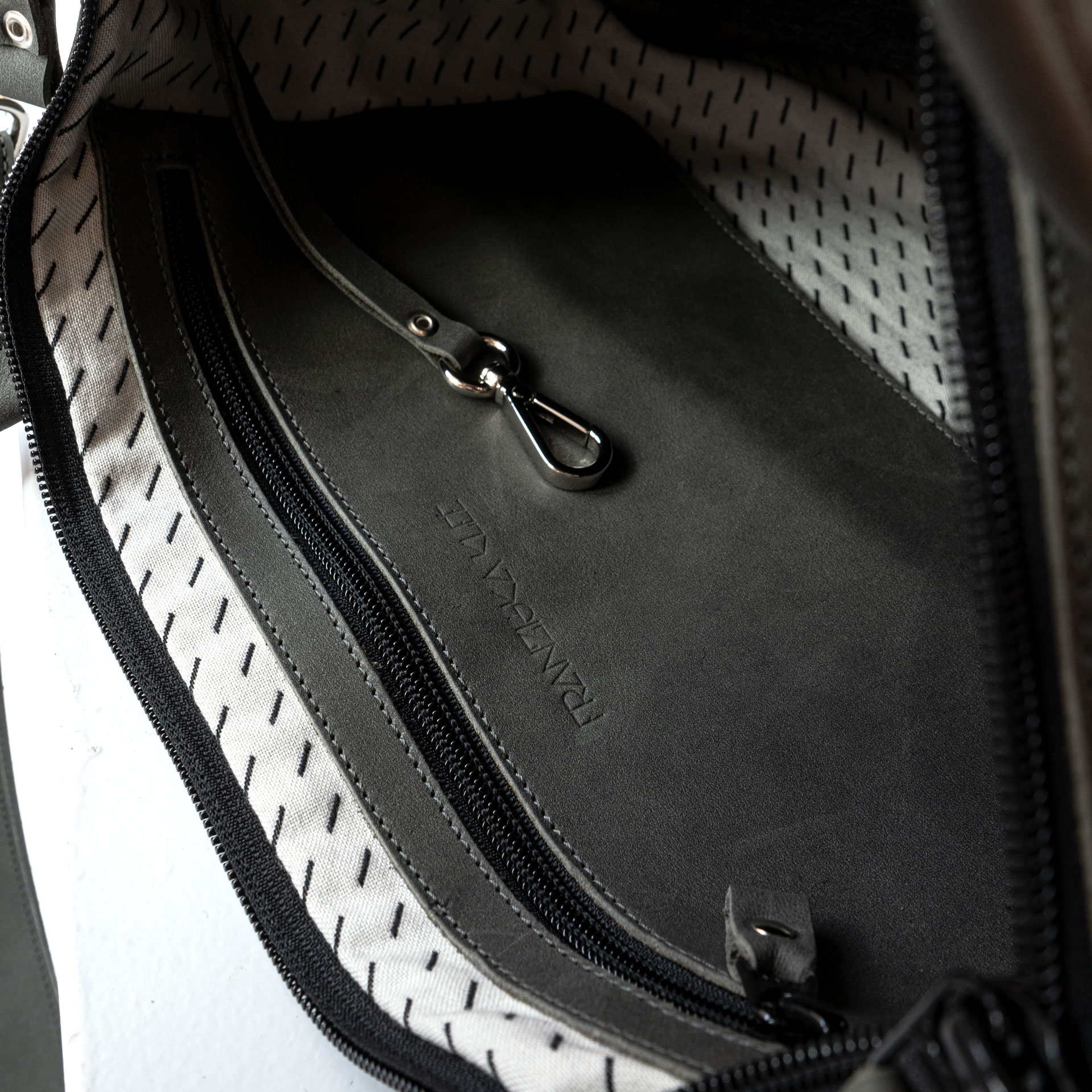 Umhaengetasche-ANA-Naturleder-Daypack-Franziska-Klee-steingrau-innen-detail