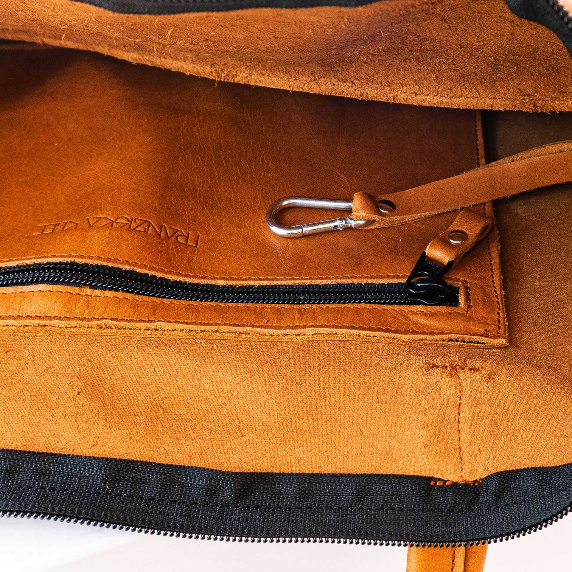 Detailaufnahme des Innenfachs mit dezenter Logoprägung und Schlüsselkarabiner in XXL-Shopper ELA