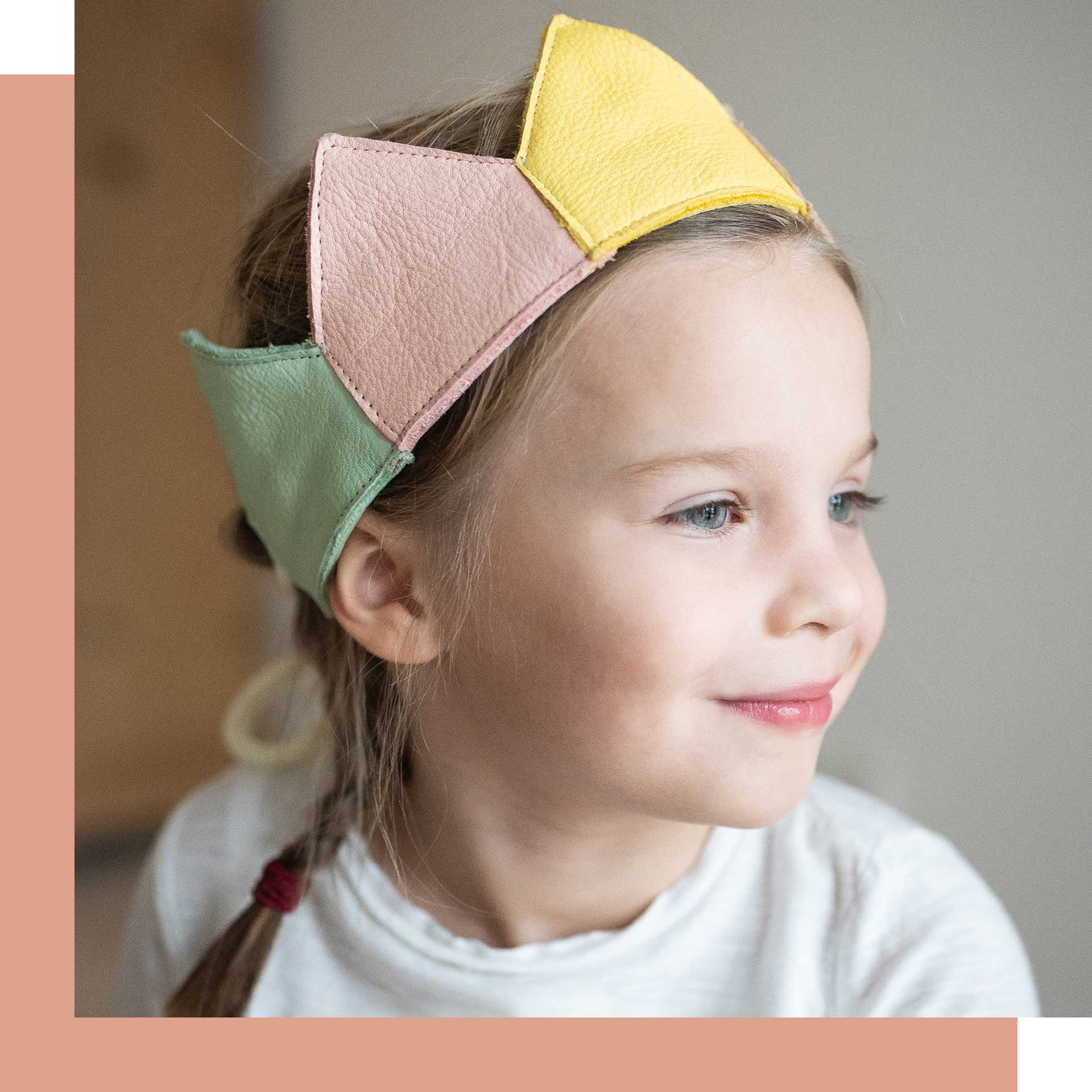 Kind freut sich über ihre schöne Geburtstagskrone