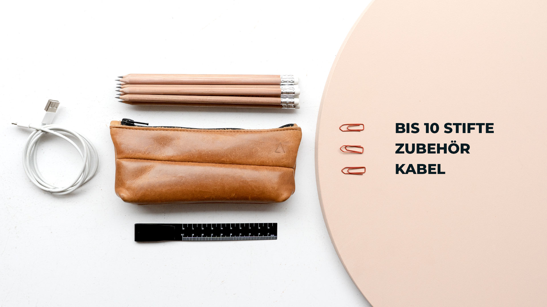 In die kleine Variante unseres Stifteetuis passen zehn Stifte, Zubehör wie Radiegummi und Lineal und ein Ladekabel.