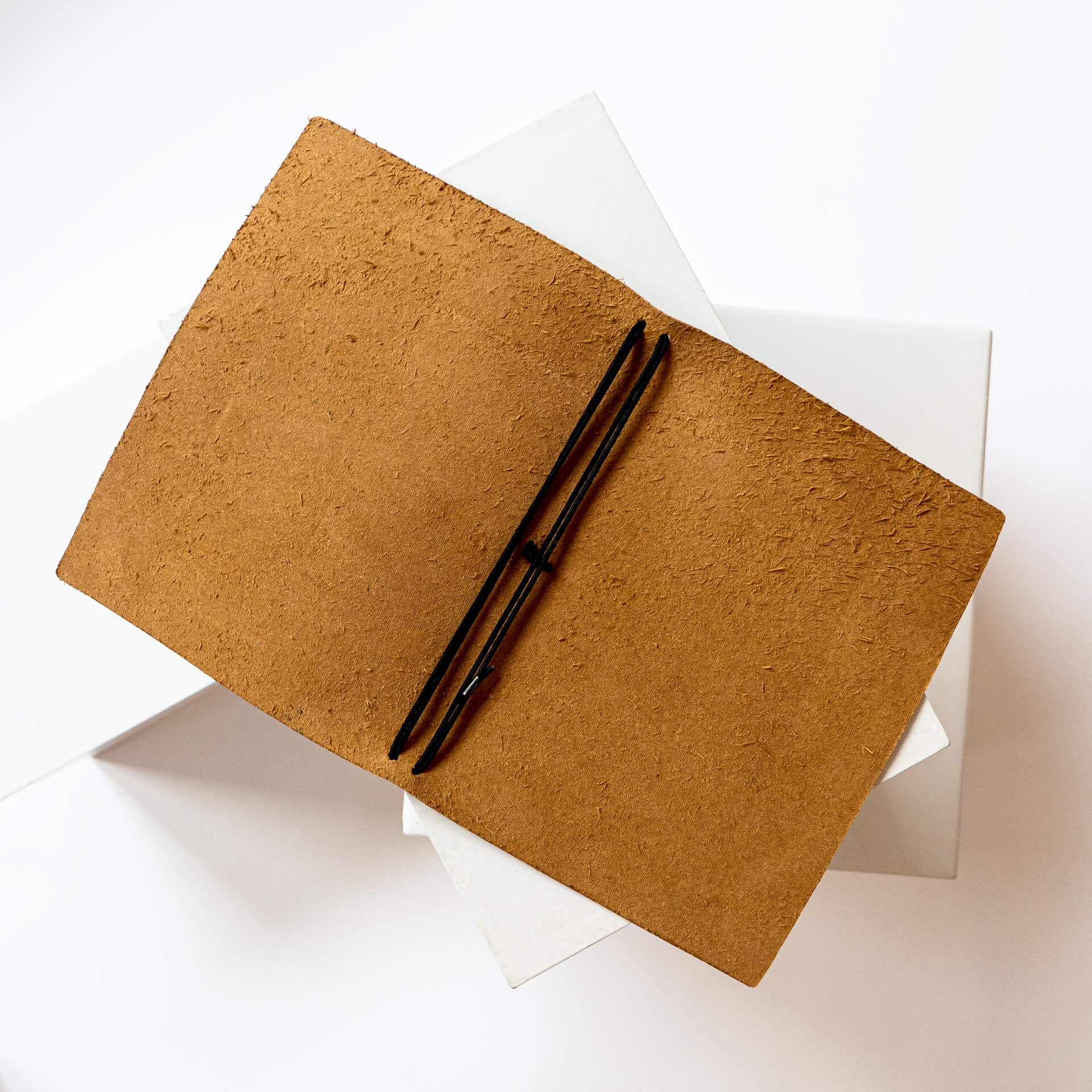 Notizbuchhülle-NUO-A5-Naturleder-Franziska-Klee-01-cognac-innen