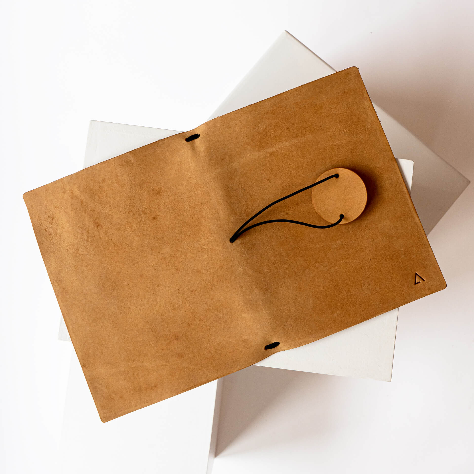 Notizbuchhülle-NUO-A5-Naturleder-Franziska-Klee-01-cognac-rueckseite