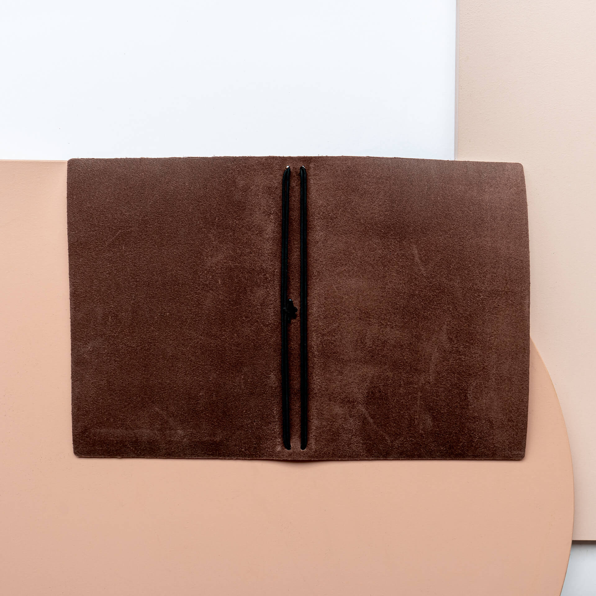 Notizbuchhülle-NUO-A5-Naturleder-Franziska-Klee-01-dunkelbraun-innen