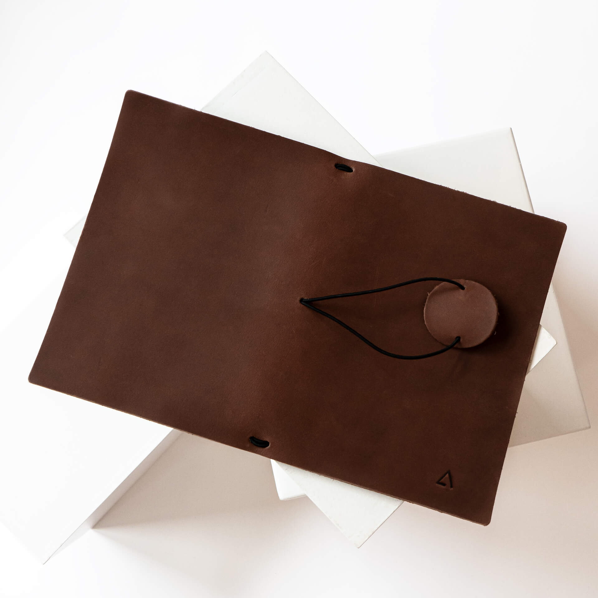 Notizbuchhülle-NUO-A5-Naturleder-Franziska-Klee-01-dunkelbraun-rueckseite