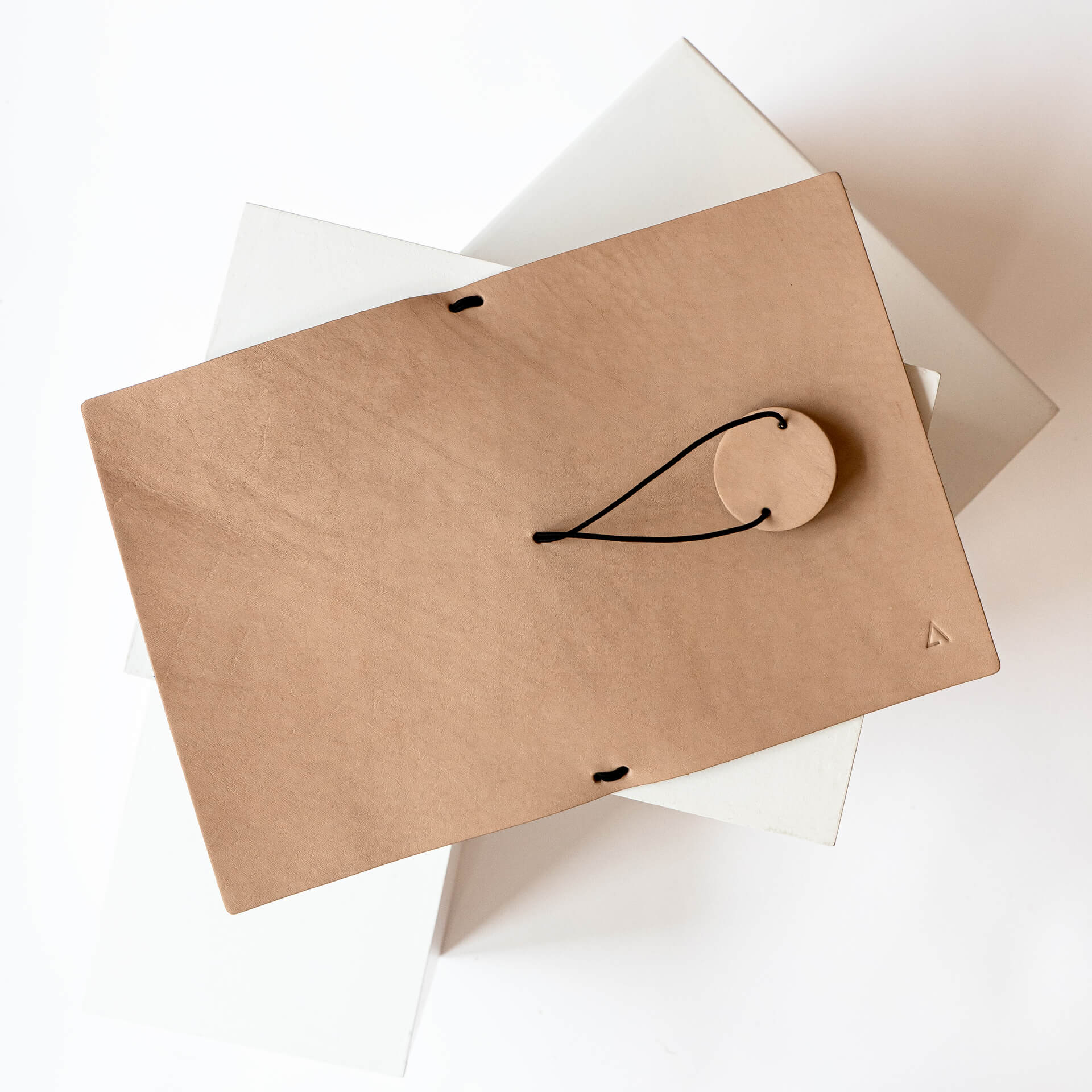 Notizbuchhülle-NUO-A5-Naturleder-Franziska-Klee-01-hellbraun-rueckseite